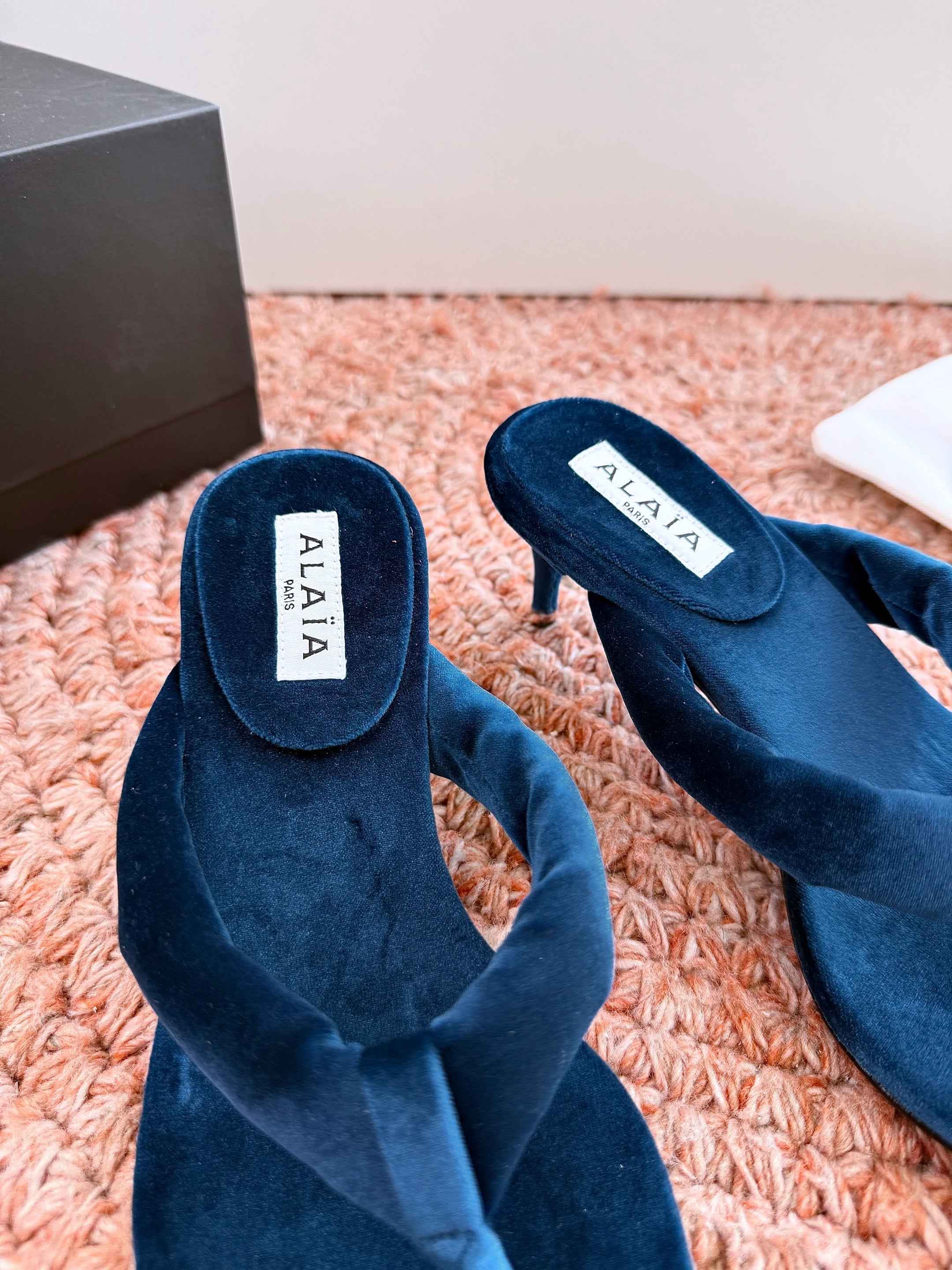 ALAIA 26S HEELED THONG SANDALS IN DARK BLUE VELVET