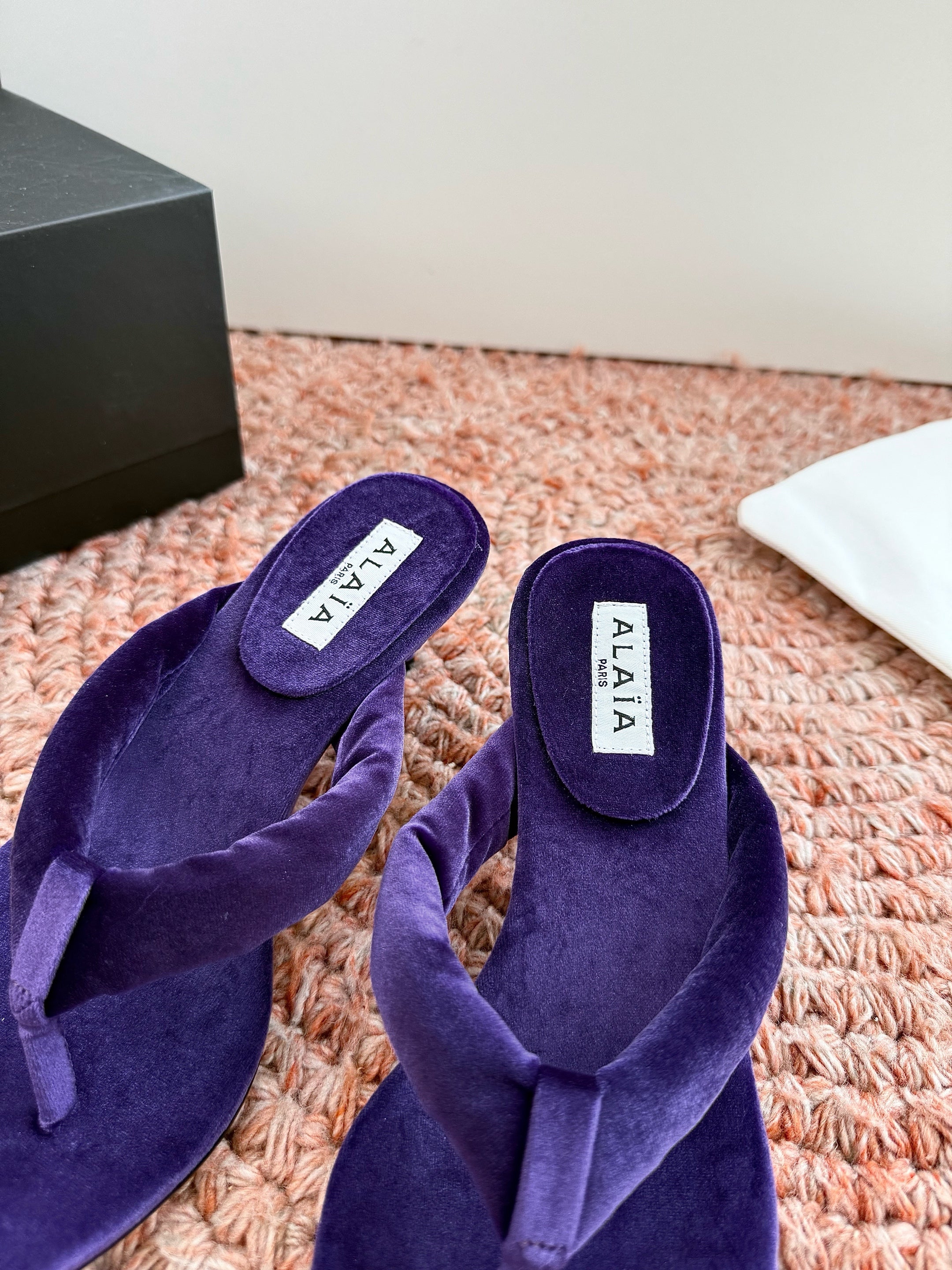 ALAIA 26S HEELED THONG SANDALS IN DARK PURPLE VELVET