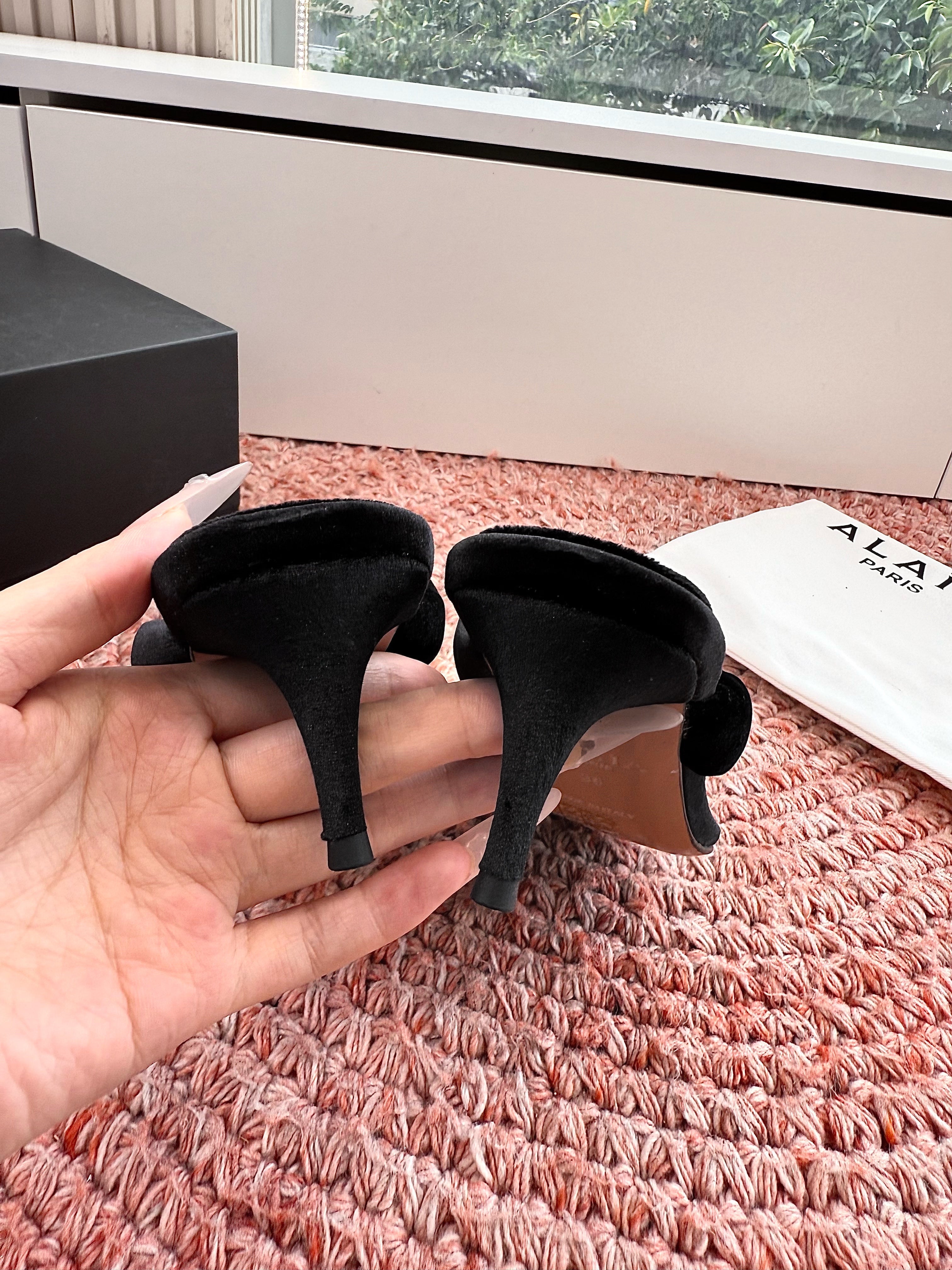 ALAIA 26S HEELED THONG SANDALS IN BLACK VELVET