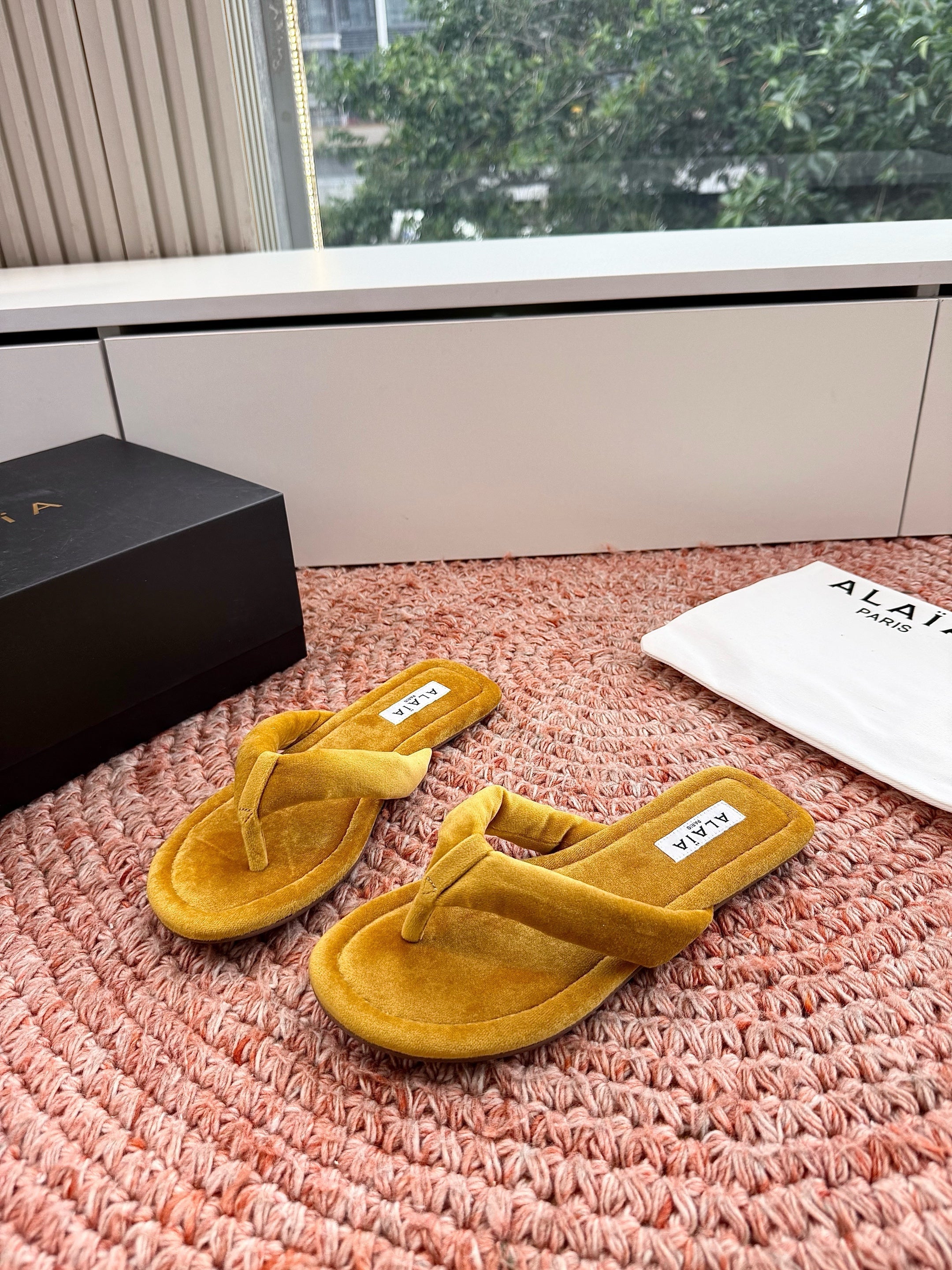 ALAIA 26S THONG SANDALS IN MUSTARD YELLOW VELVET