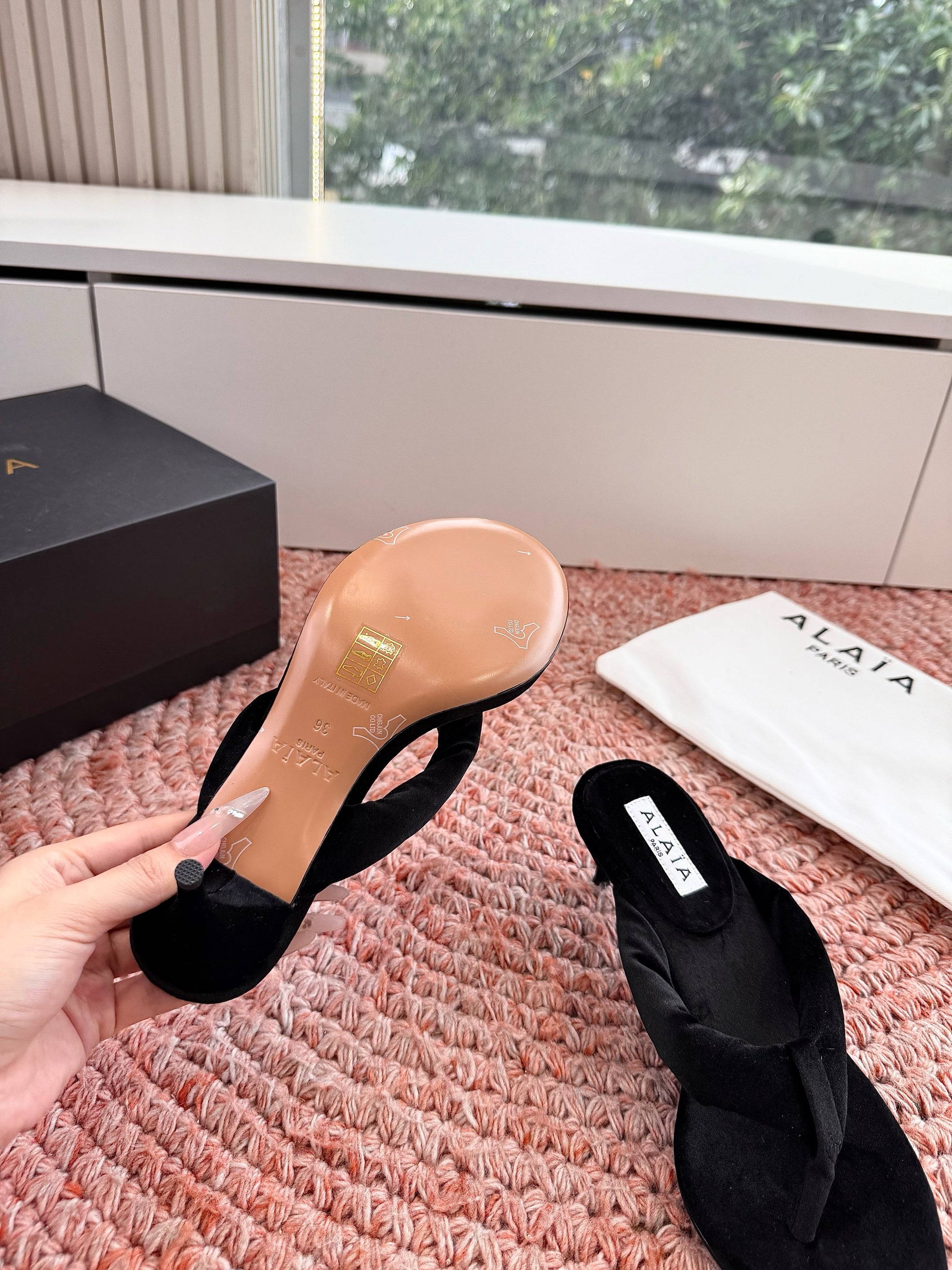 ALAIA 26S HEELED THONG SANDALS IN BLACK VELVET