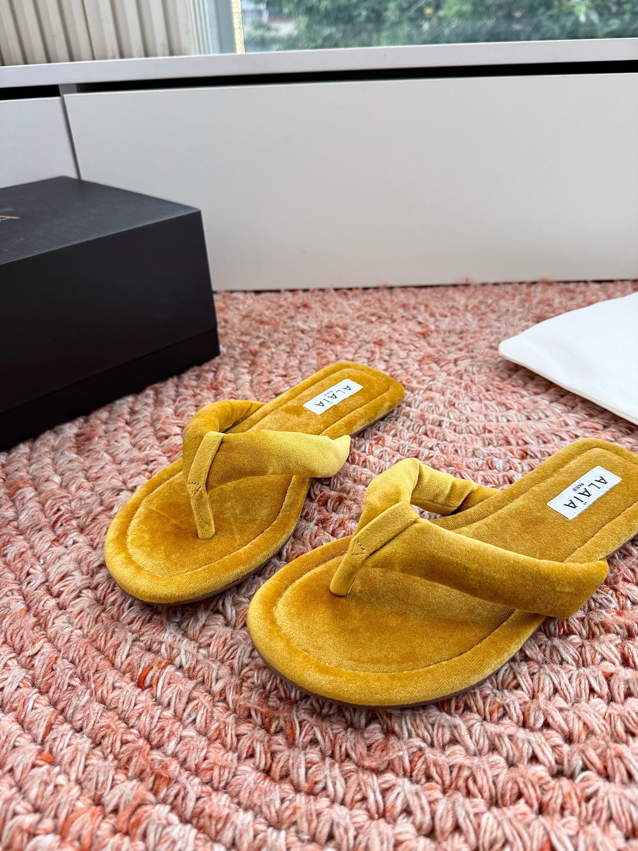 ALAIA 26S THONG SANDALS IN MUSTARD YELLOW VELVET