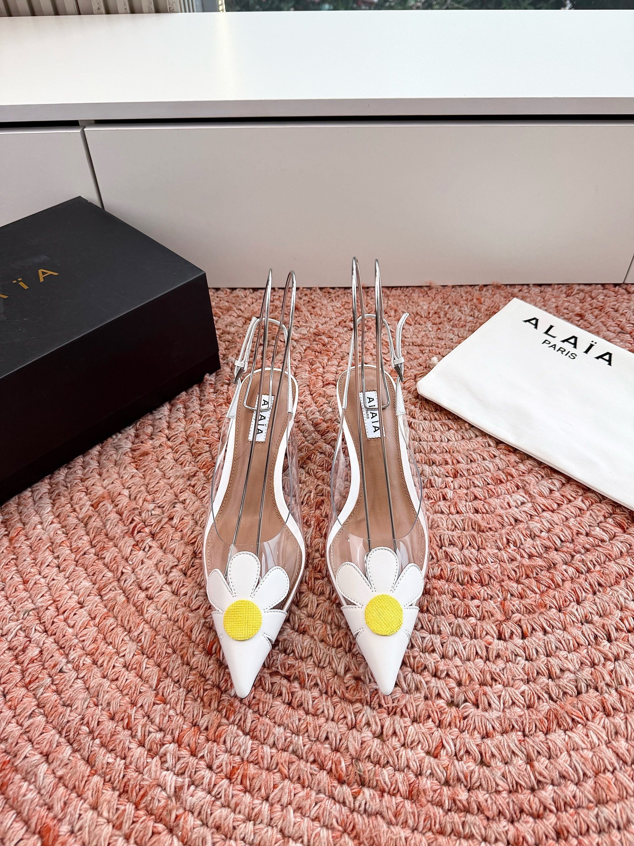 ALAIA 26S POINTED-TOE SLINGBACK HEELS IN WHITE LAMBSKIN AND TRANSPARENT PVC