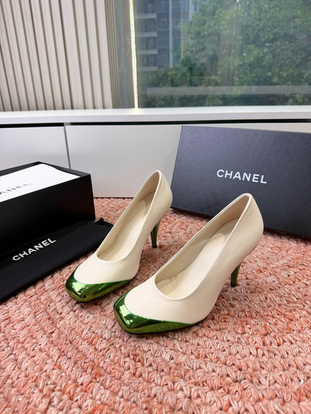 CHANEL 26S SQUARE TOE HIGH HEELS IN WHITE LAMBSKIN WITH GREEN TOE