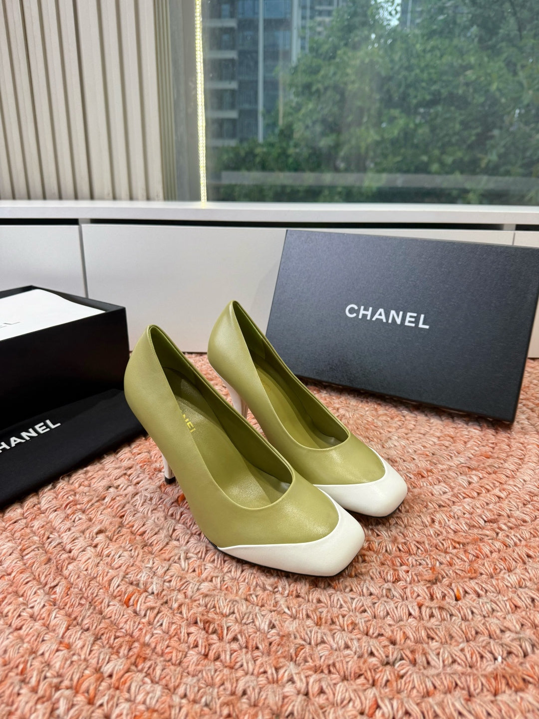 CHANEL 26S SQUARE TOE HIGH HEELS IN OLIVE GREEN LAMBSKIN WITH WHITE TOE