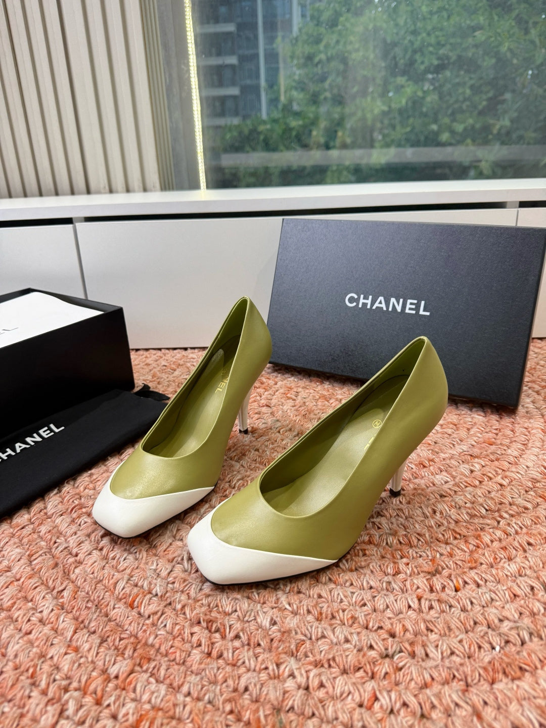 CHANEL 26S SQUARE TOE HIGH HEELS IN OLIVE GREEN LAMBSKIN WITH WHITE TOE