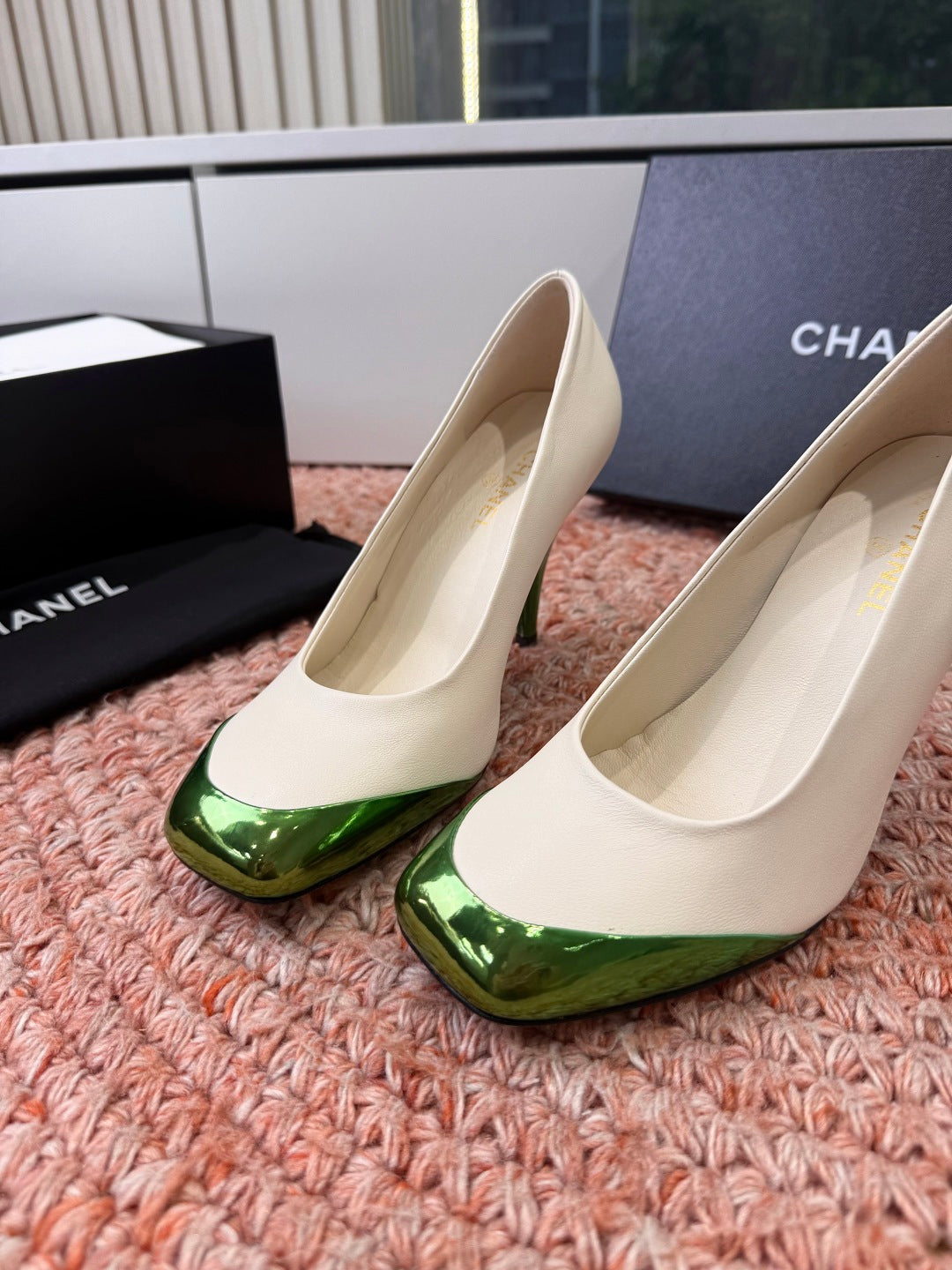 CHANEL 26S SQUARE TOE HIGH HEELS IN WHITE LAMBSKIN WITH GREEN TOE