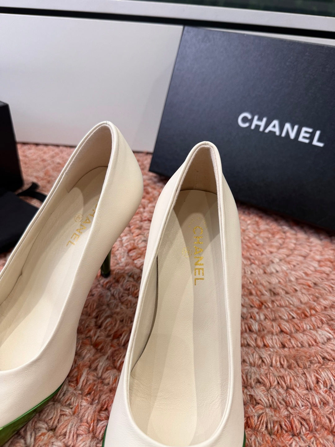 CHANEL 26S SQUARE TOE HIGH HEELS IN WHITE LAMBSKIN WITH GREEN TOE