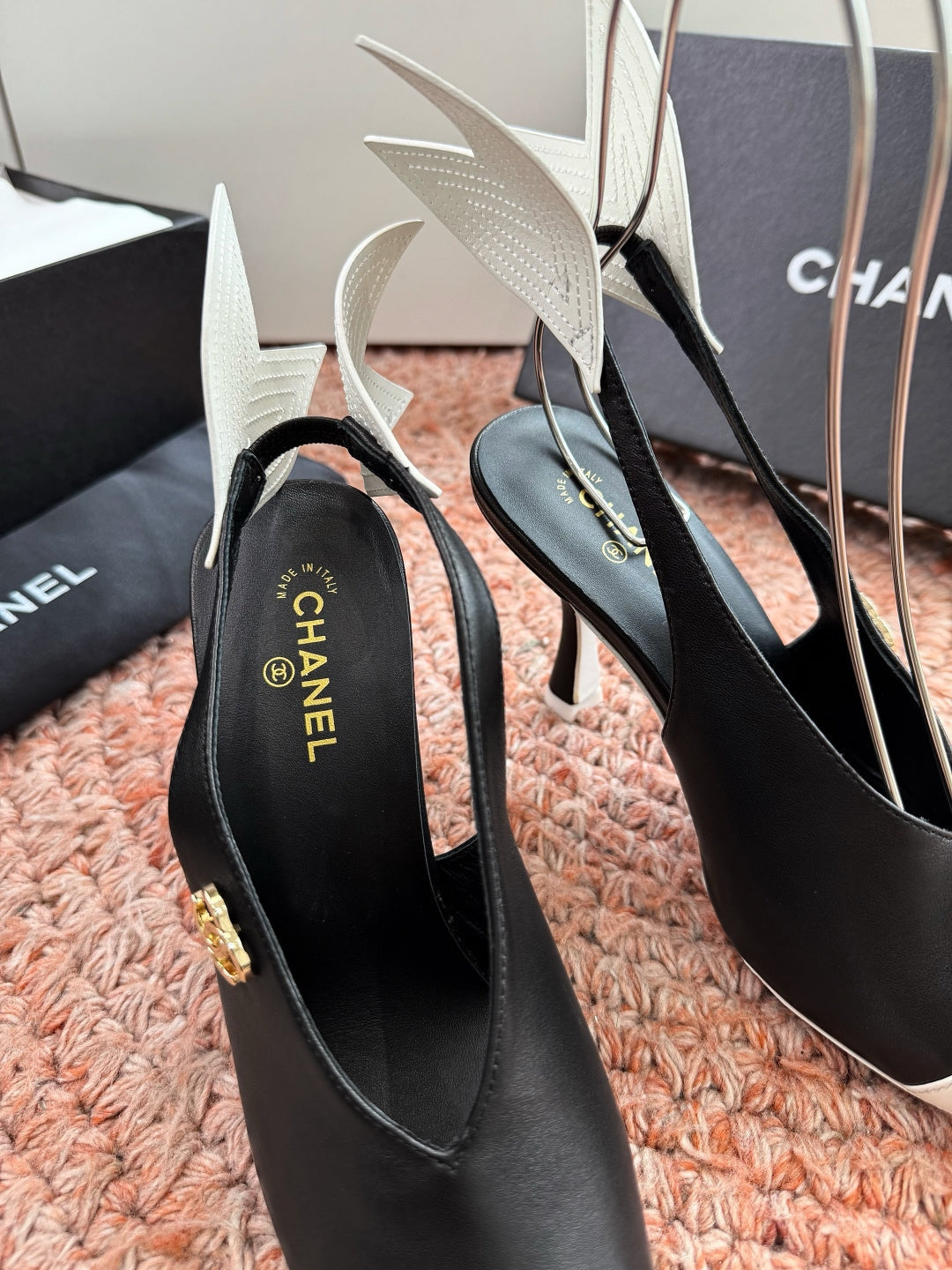 CHANEL 26S POINTED TOE HIGH HEEL SLINGBACKS IN BLACK AND WHITE LAMBSKIN WITH FLORAL APPLIQUE