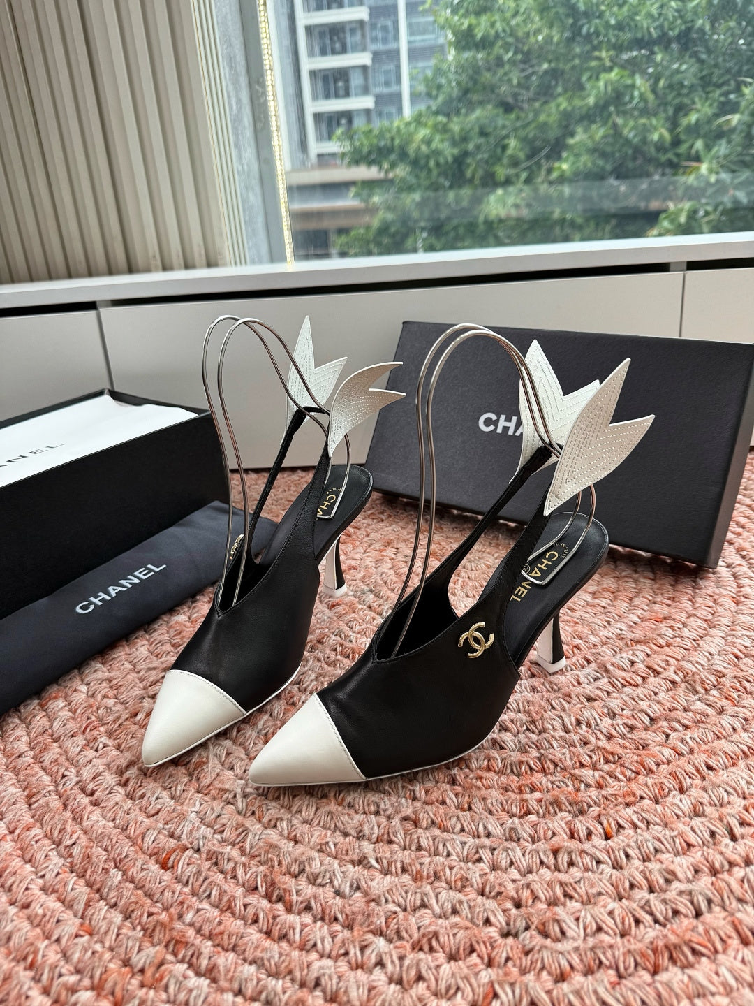 CHANEL 26S POINTED TOE HIGH HEEL SLINGBACKS IN BLACK AND WHITE LAMBSKIN WITH FLORAL APPLIQUE