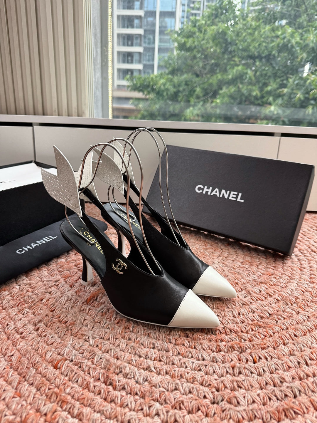 CHANEL 26S POINTED TOE HIGH HEEL SLINGBACKS IN BLACK AND WHITE LAMBSKIN WITH FLORAL APPLIQUE