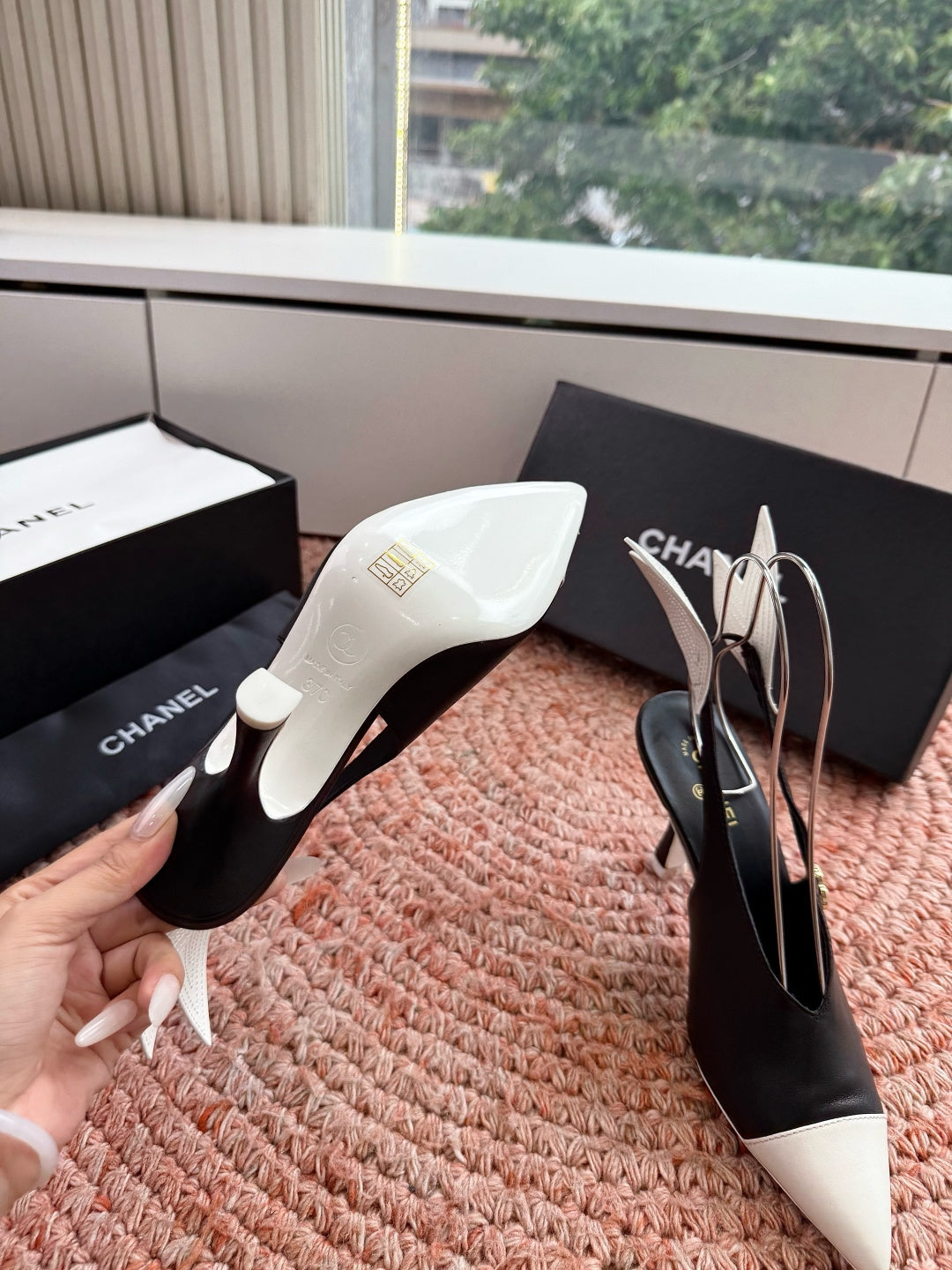 CHANEL 26S POINTED TOE HIGH HEEL SLINGBACKS IN BLACK AND WHITE LAMBSKIN WITH FLORAL APPLIQUE