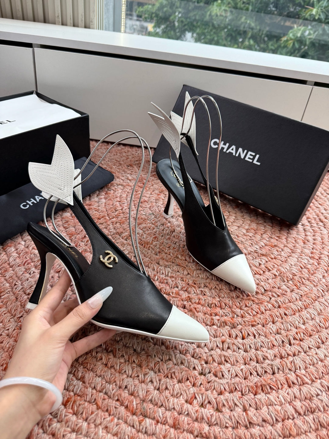 CHANEL 26S POINTED TOE HIGH HEEL SLINGBACKS IN BLACK AND WHITE LAMBSKIN WITH FLORAL APPLIQUE