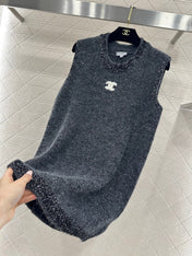 CHANEL 26S SLEEVELESS KNITTED SEQUIN BLAZER 664