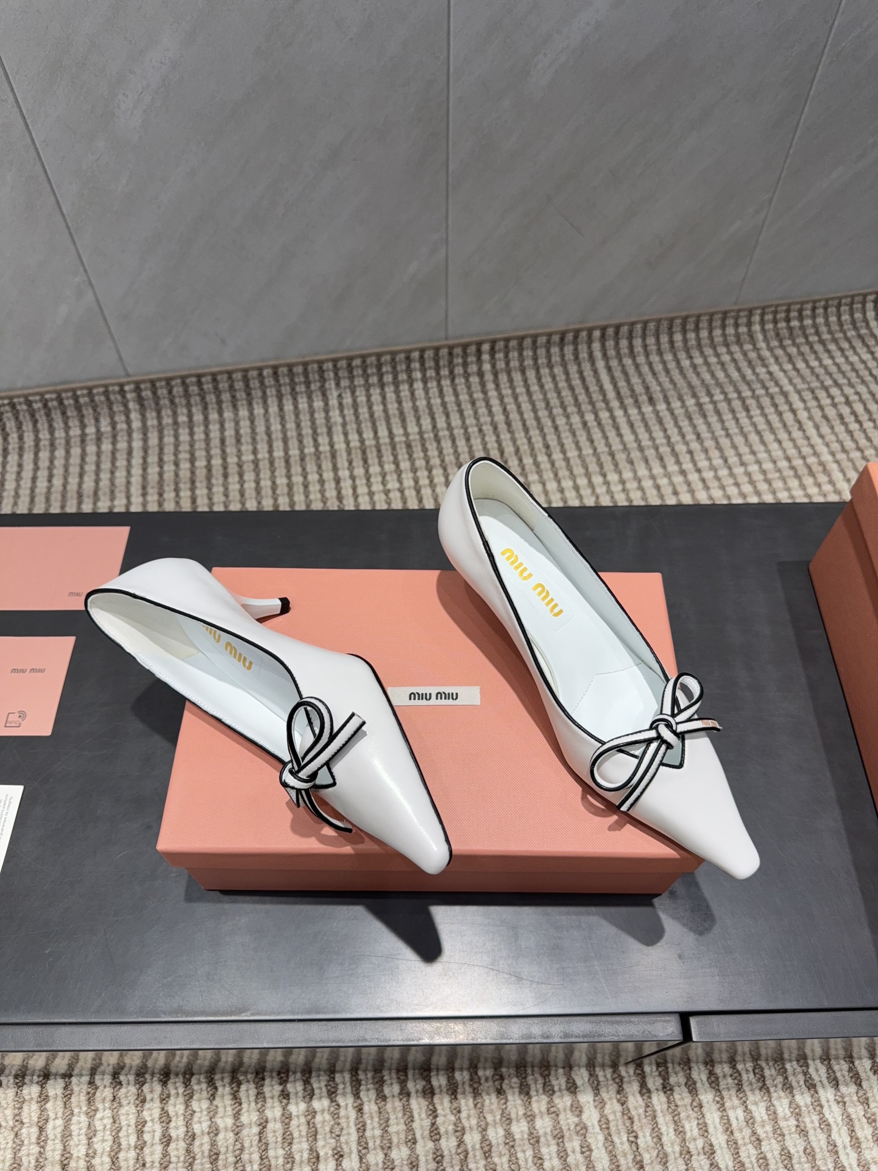 MIUMIU 26S POINTED TOE PUMPS 55MM IN WHITE AND BLACK CALFSKIN WITH BOW