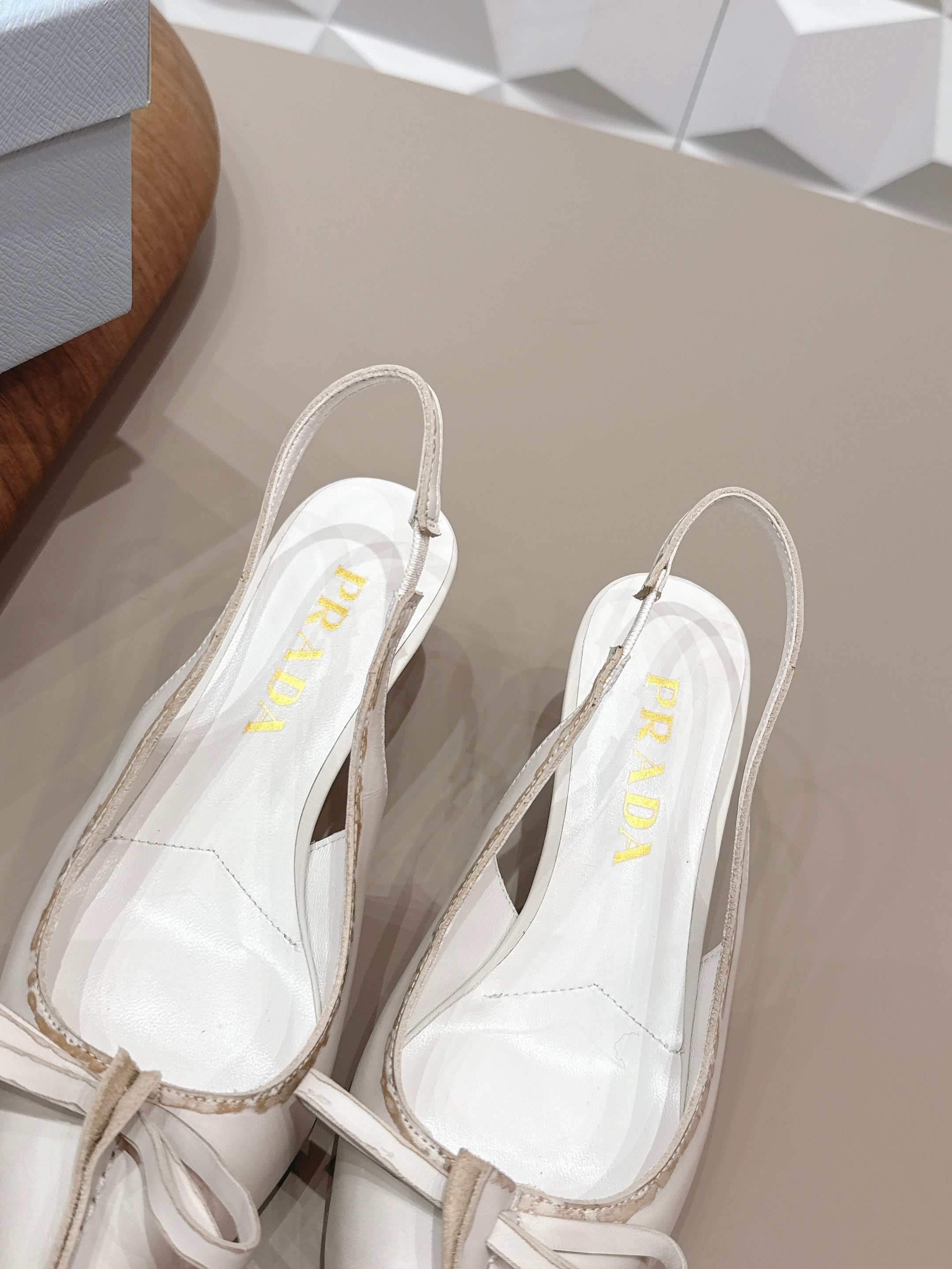 PRADA 26S POINTED TOE SLINGBACK HIGH HEELS 55MM IN CREAM WHITE CALFSKIN WITH BOW