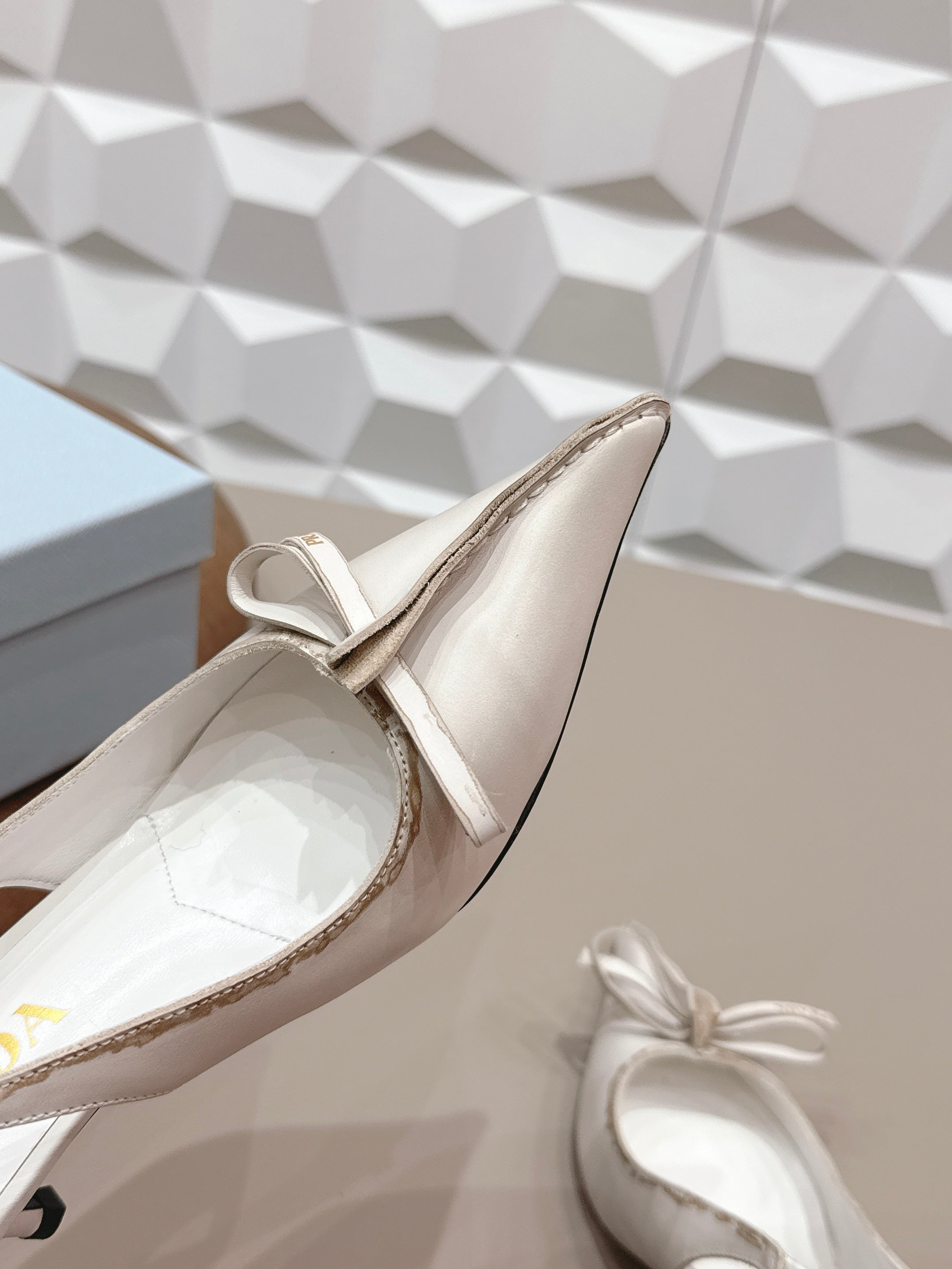 PRADA 26S POINTED TOE SLINGBACK HIGH HEELS 55MM IN CREAM WHITE CALFSKIN WITH BOW