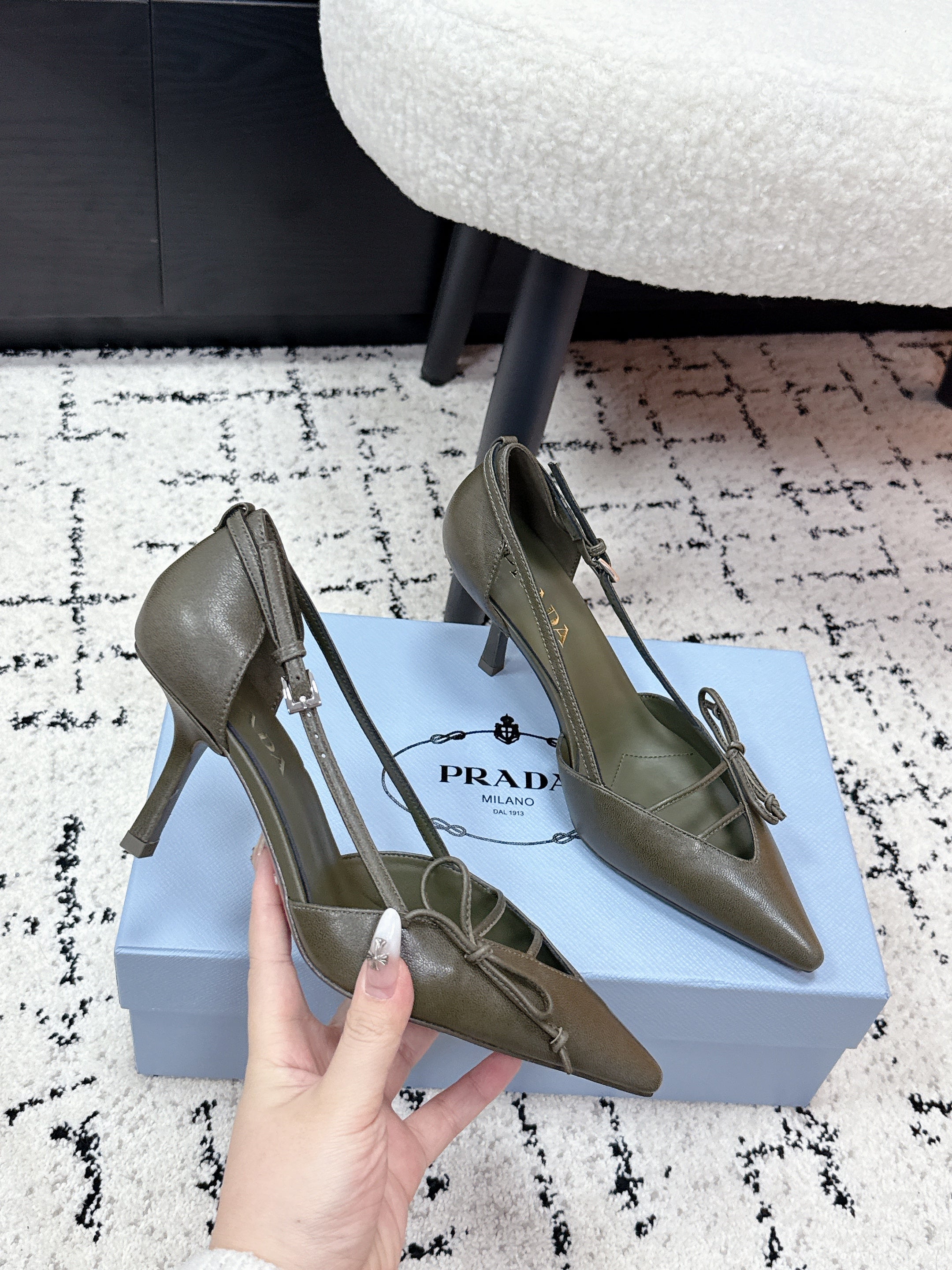 PRADA 26S POINTED-TOE HIGH HEELS 75MM IN OLIVE BROWN CALFSKIN WITH BOW