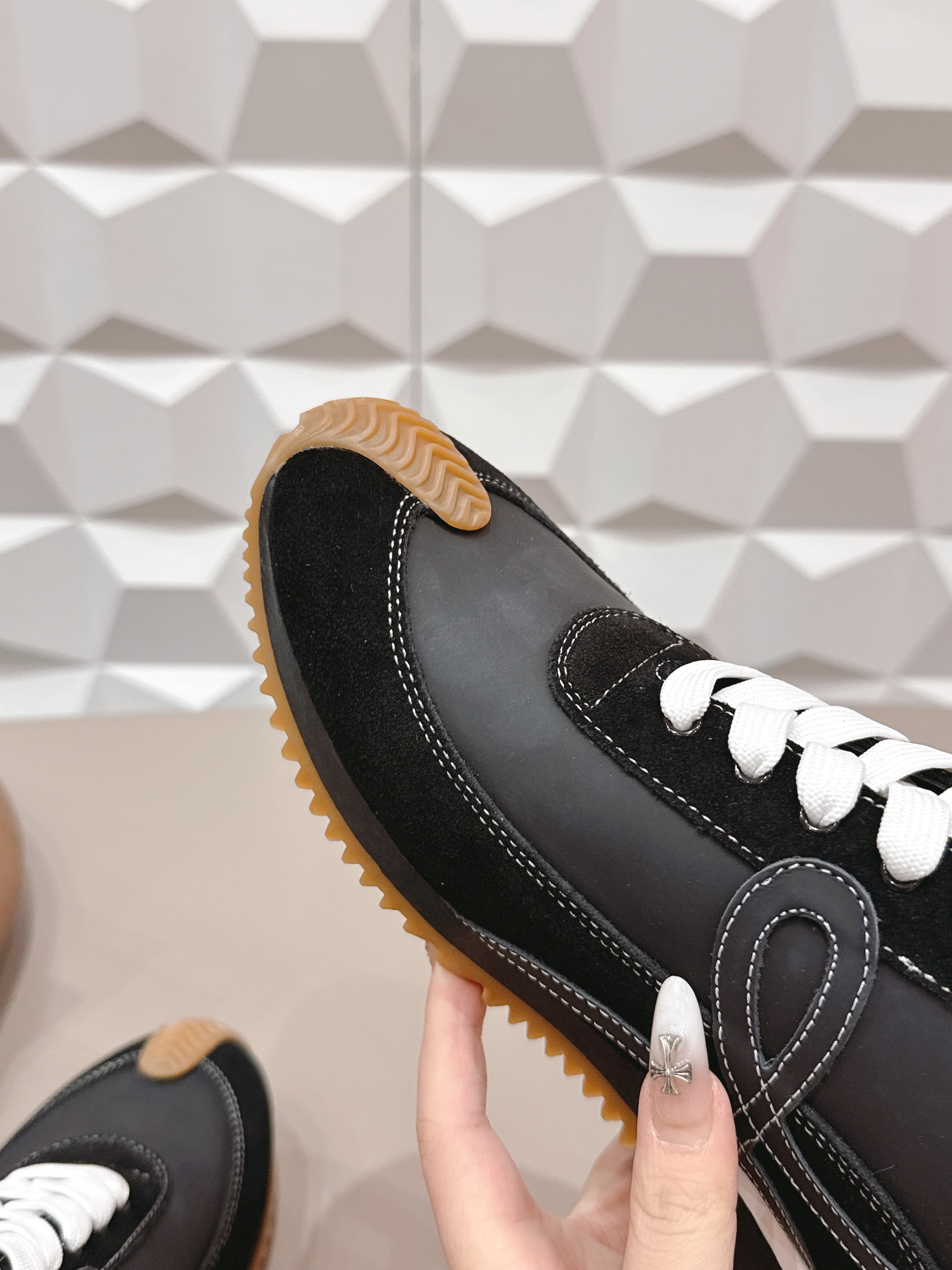 LOEWE 26S FLOW RUNNER SNEAKER IN BLACK CALFSKIN AND SUEDE STYLE 6