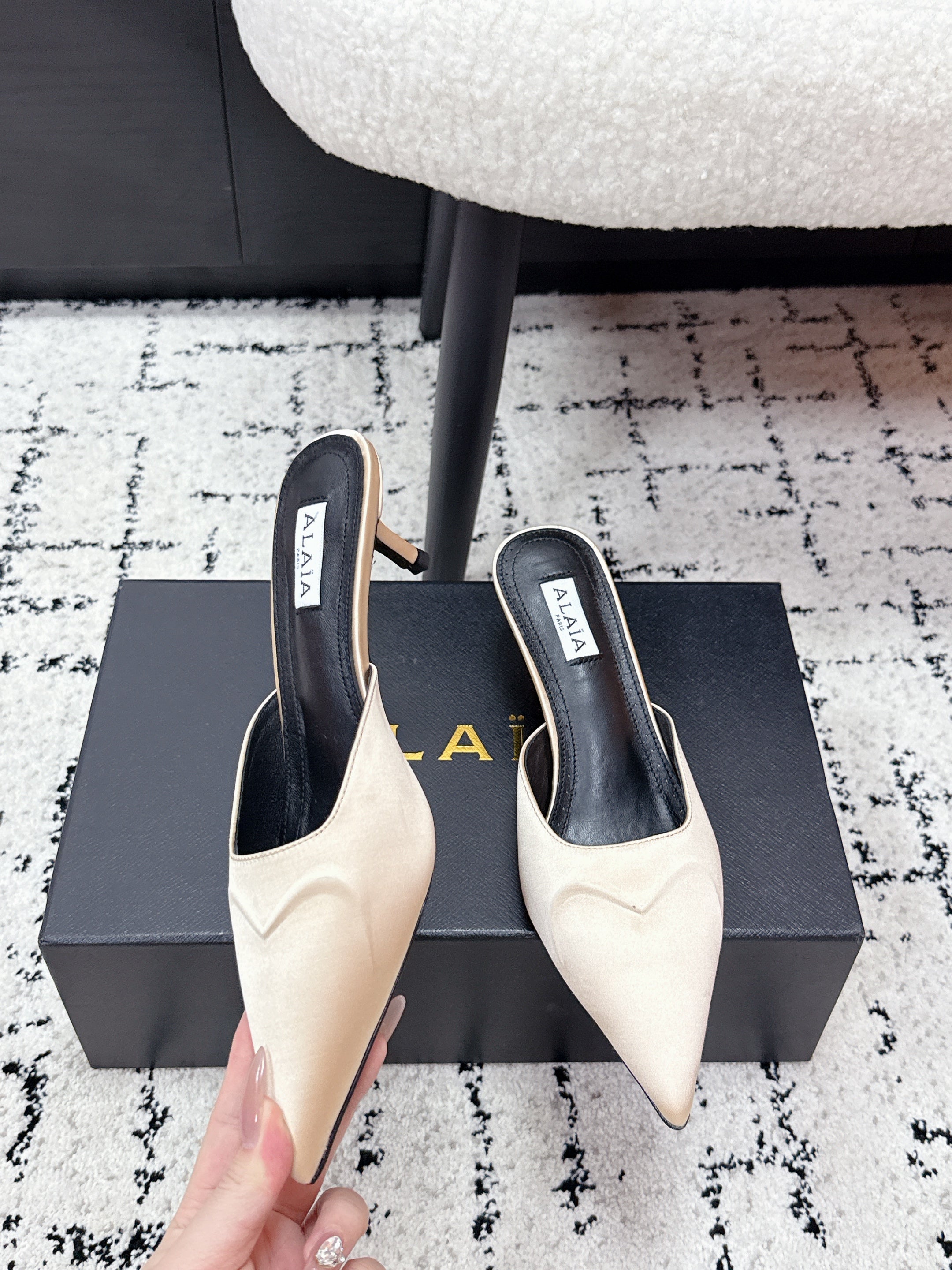 ALAIA 26S HEELED MULES 65 MM IN IVORY BEIGE SATIN