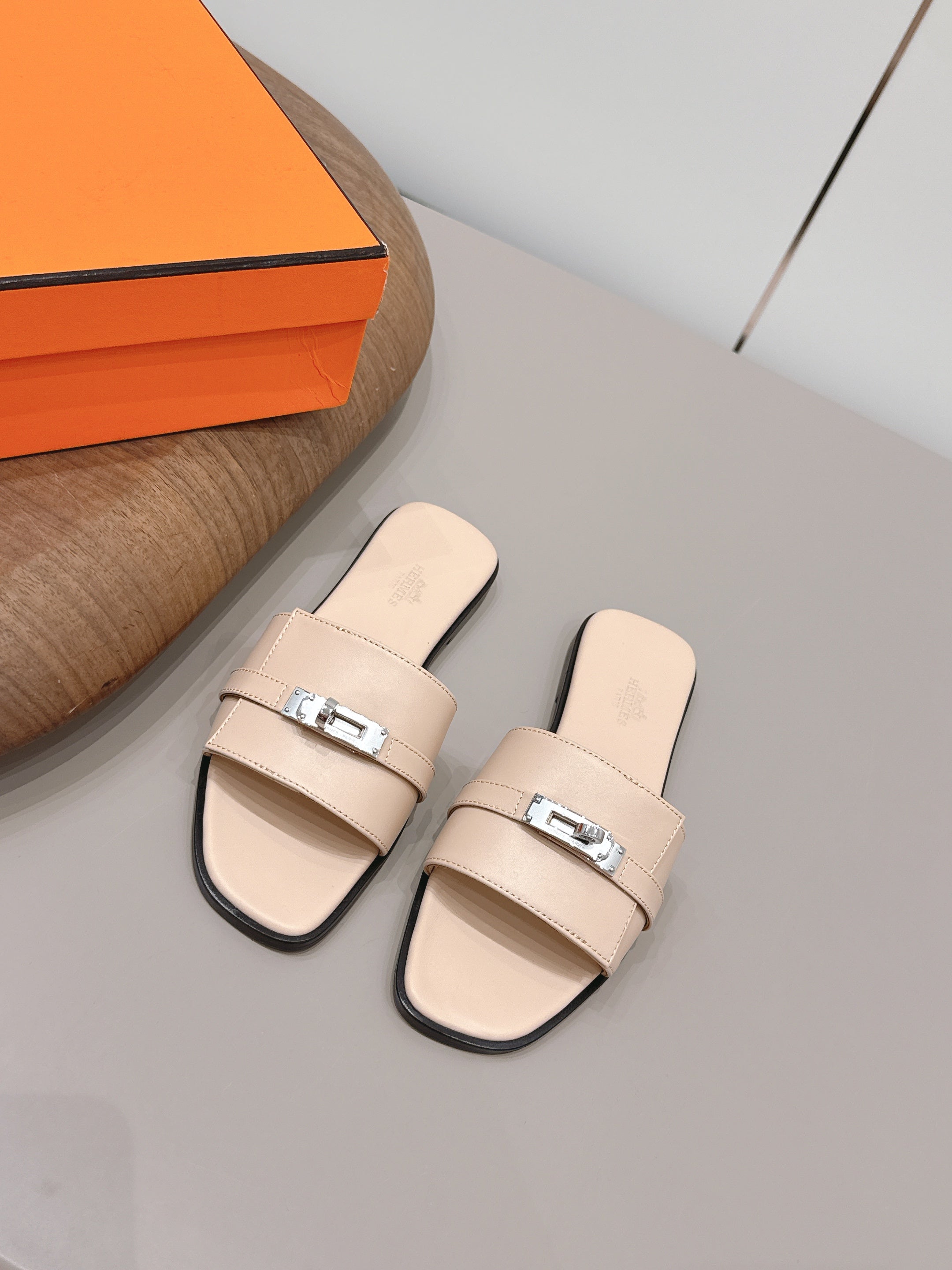 HM 26S GIULIA SANDAL IN NUDE BEIGE CALFSKIN SILVER HARDWARE