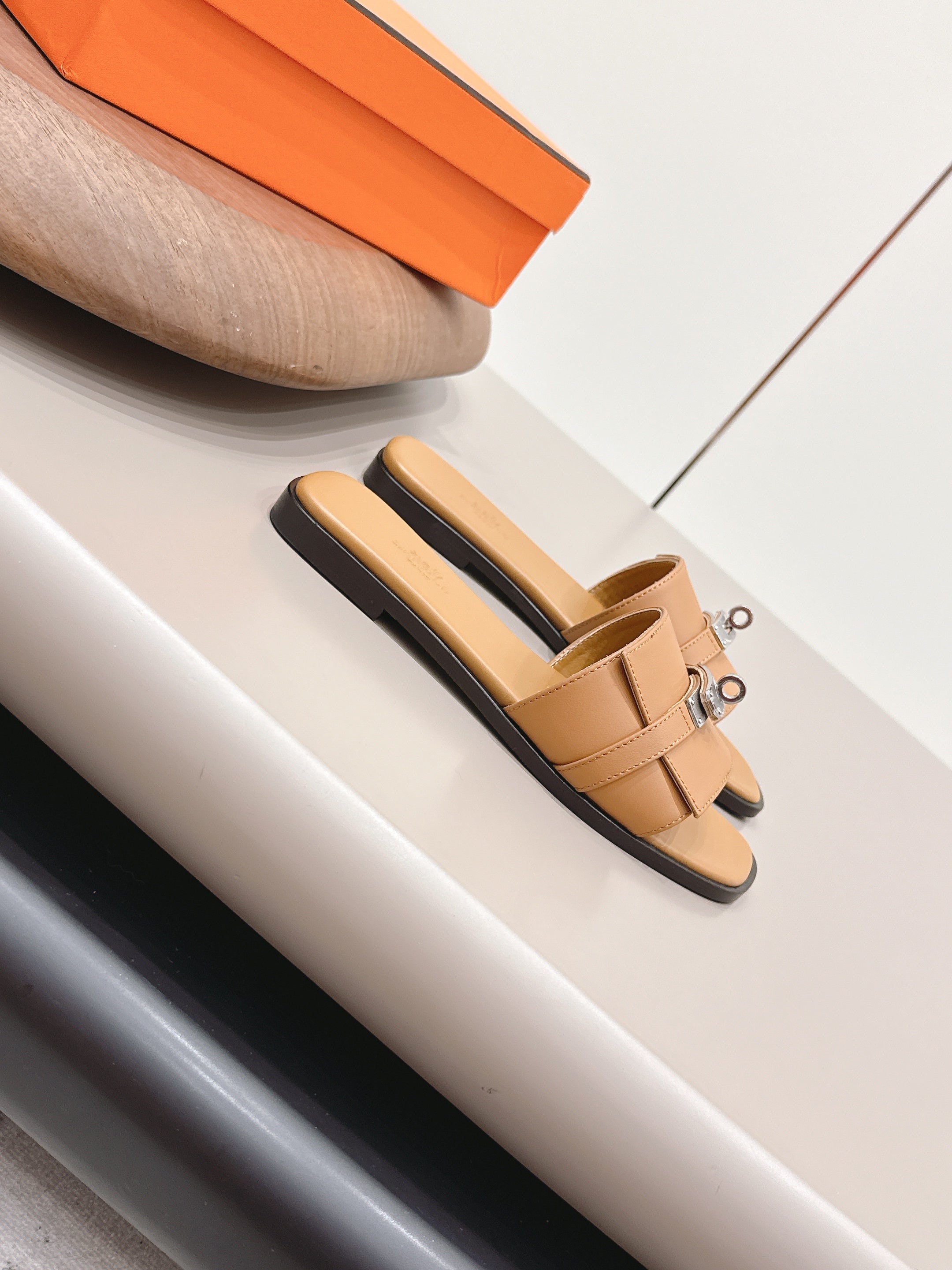 HM 26S GIULIA SANDAL IN TAN BROWN CALFSKIN SILVER HARDWARE