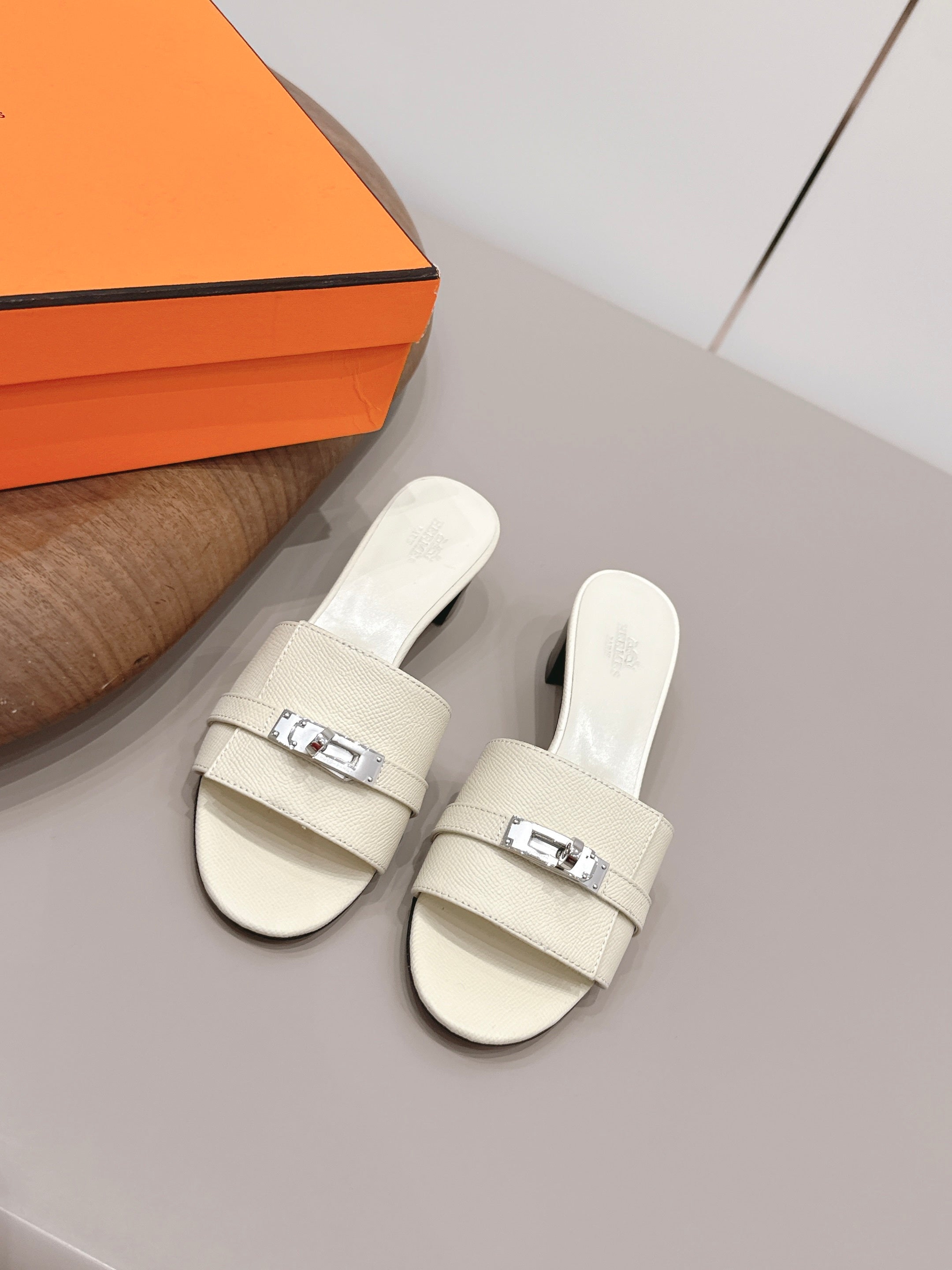 HM 26S KELLY HEEL SANDAL 50MM IN IVORY WHITE EPSOM CALFSKIN SILVER HARDWARE