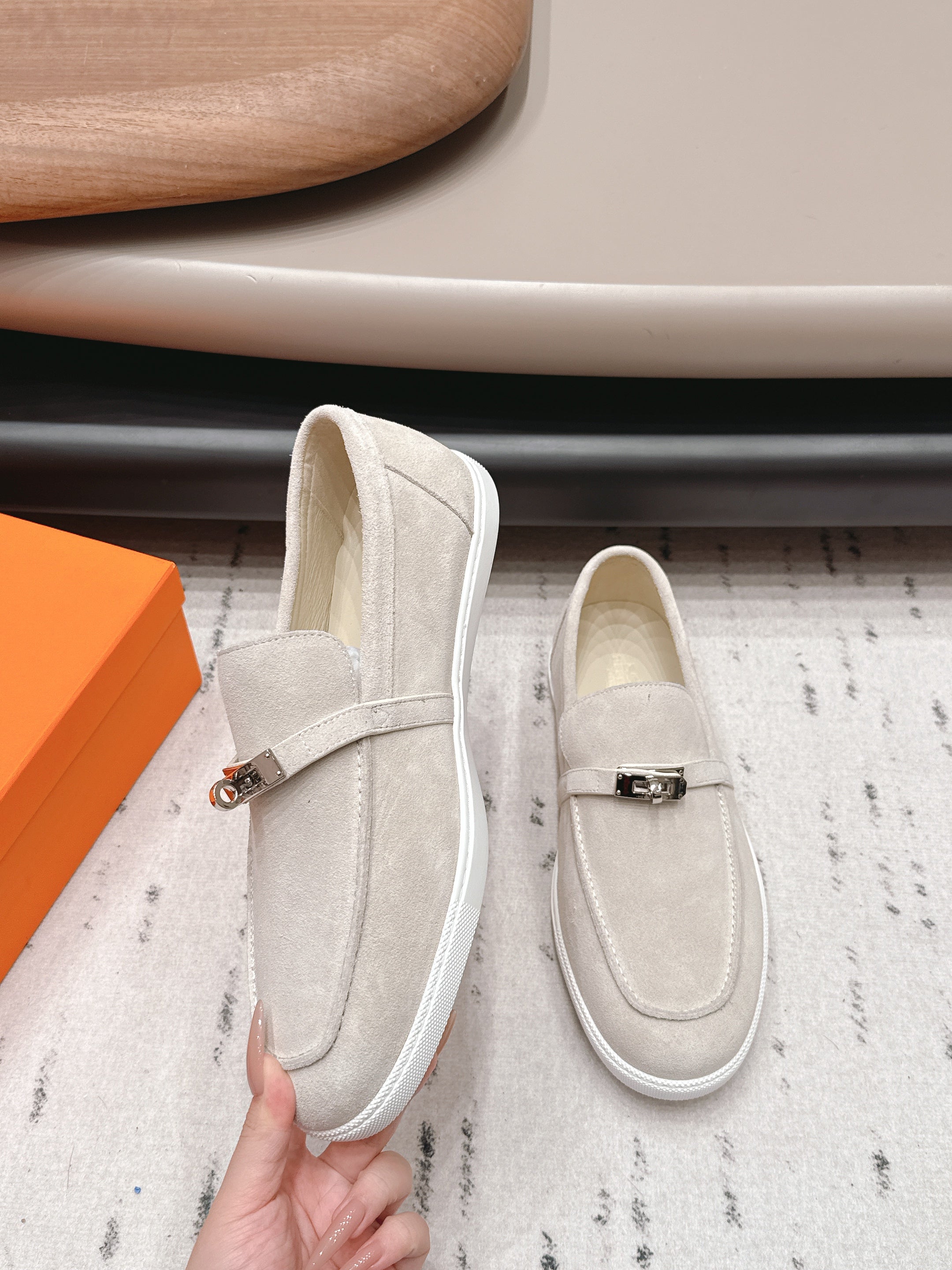 HM 26S KELLY PARIS LOAFERS IN CREAM WHITE SUEDE SILVER HARDWARE