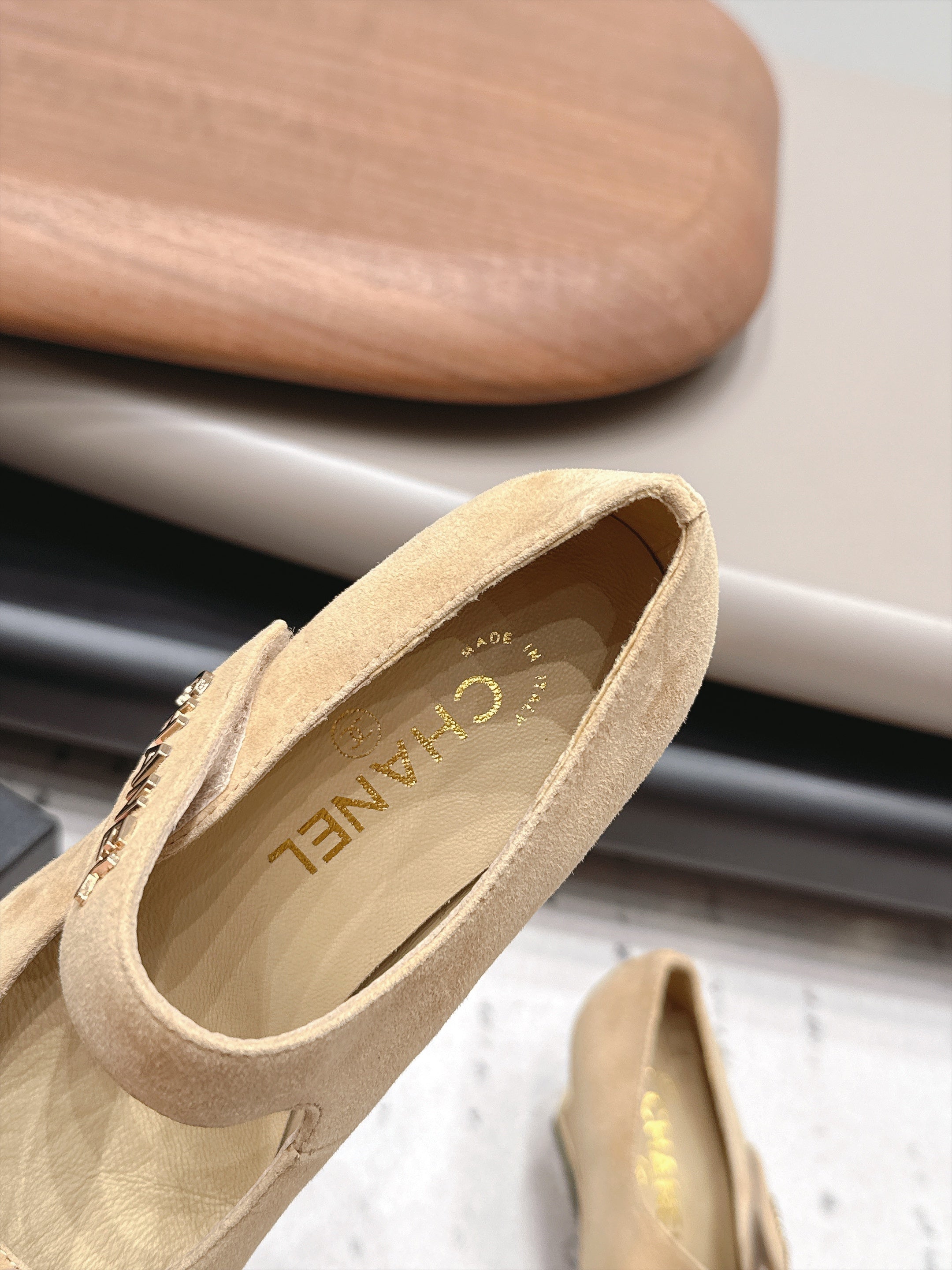 CHANEL 26S MARY JANE BLOCK HEEL PUMPS 80 MM IN BEIGE SUEDE