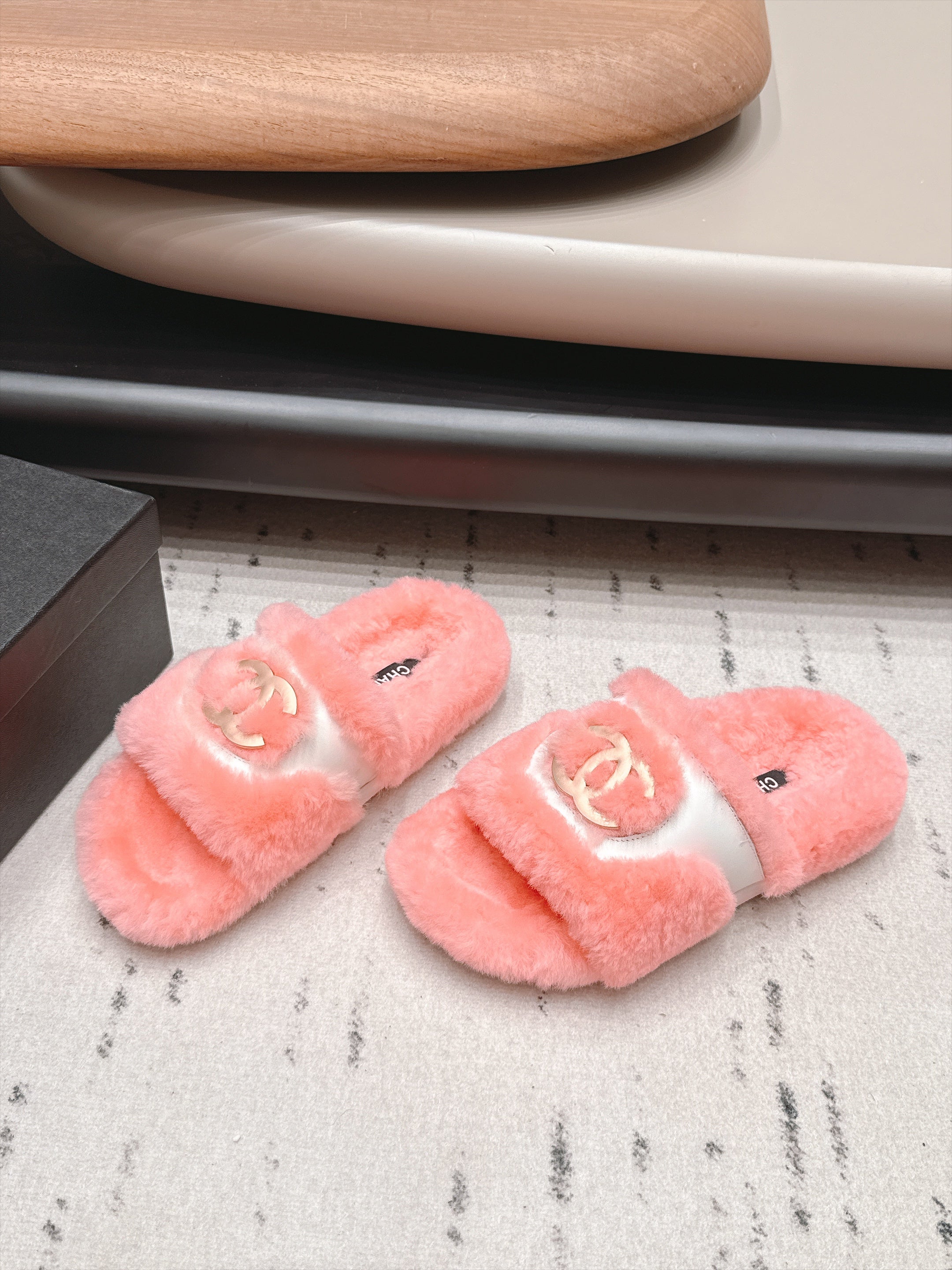 CHANEL 26S SLIDE SANDALS IN LIGHT PINK SHEARLING AND BLACK STRAP