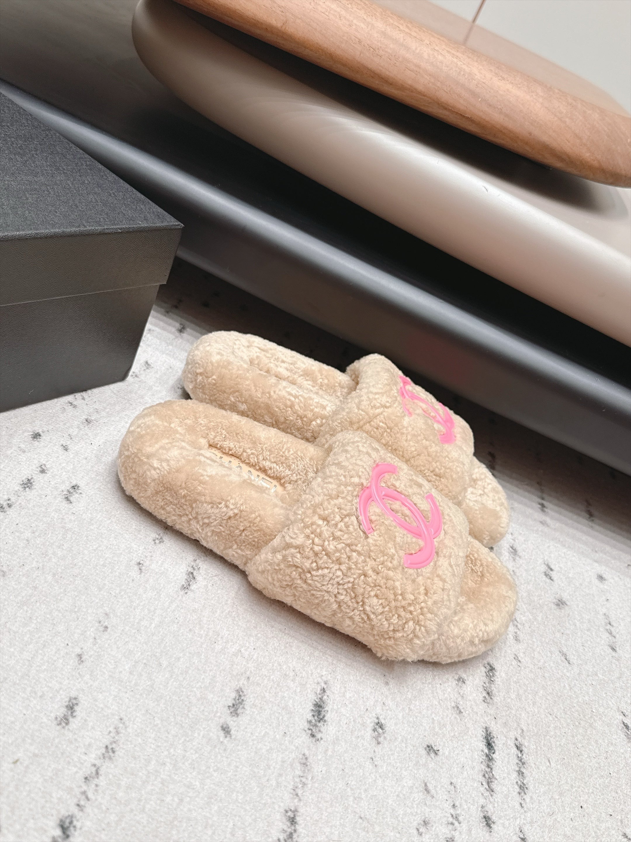 CHANEL 26S SLIDE MULES IN BEIGE SHEARLING AND PINK CC LOGO