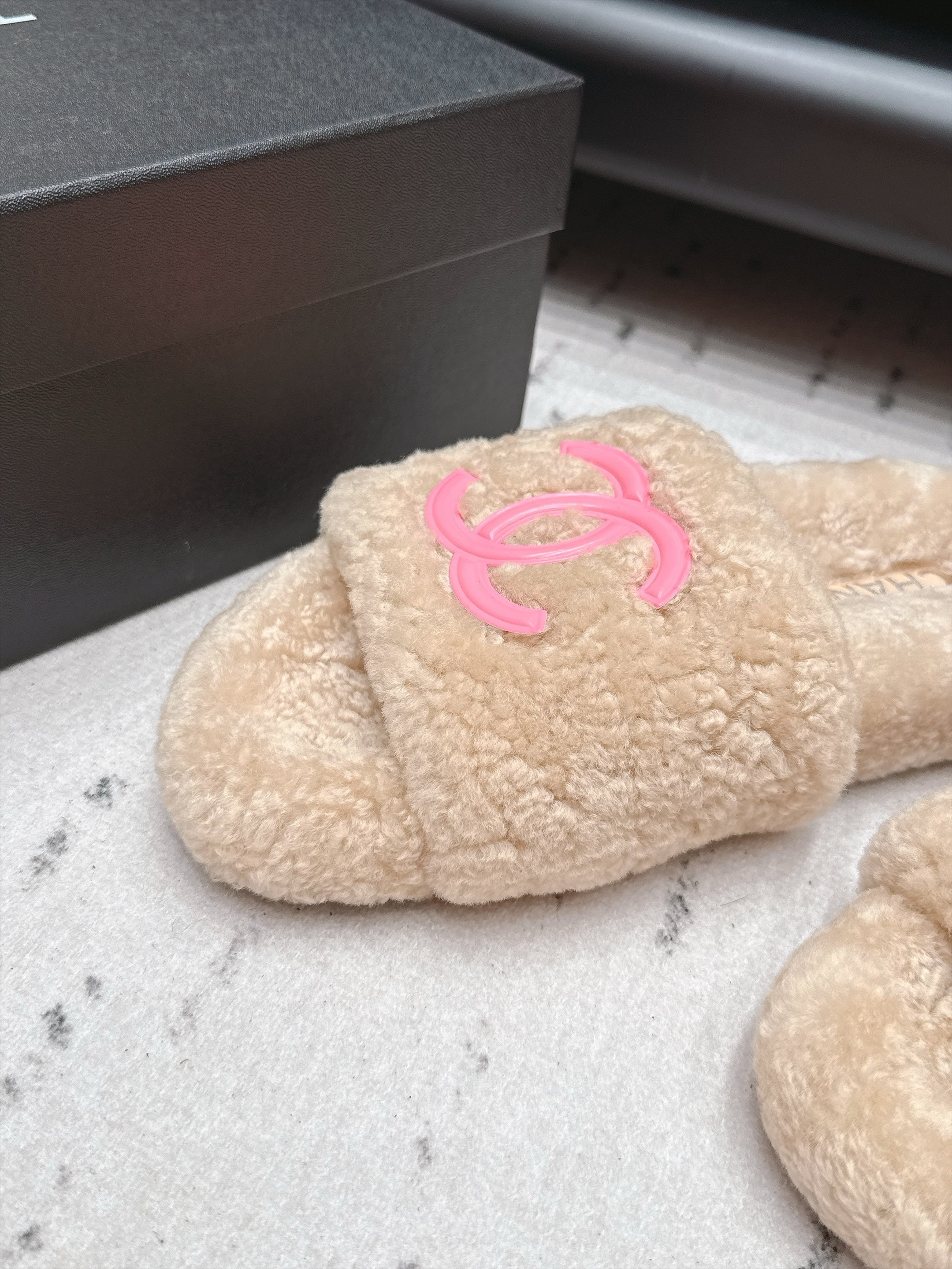 CHANEL 26S SLIDE MULES IN BEIGE SHEARLING AND PINK CC LOGO