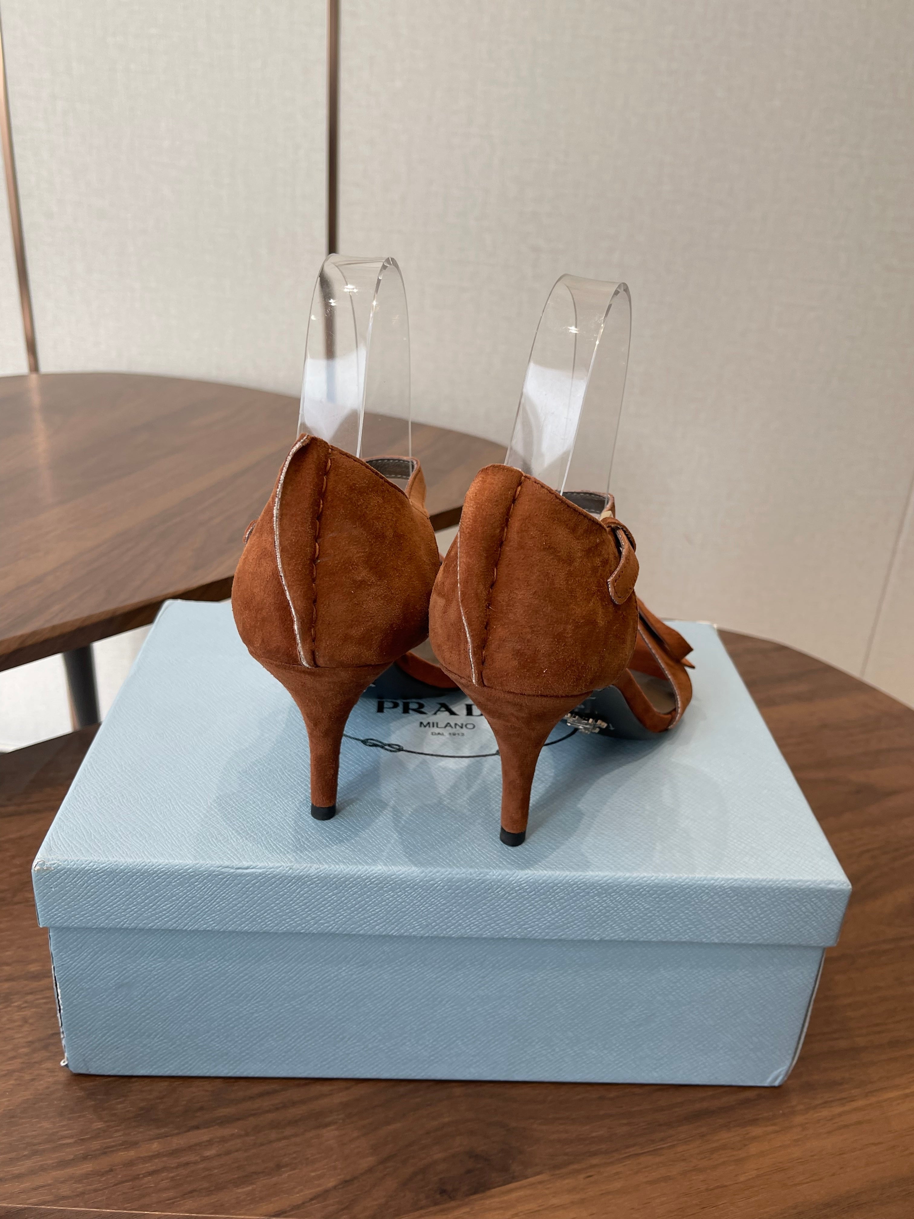 PRADA 26S HIGH HEEL SANDALS 85MM IN CARAMEL BROWN SUEDE WITH BOW