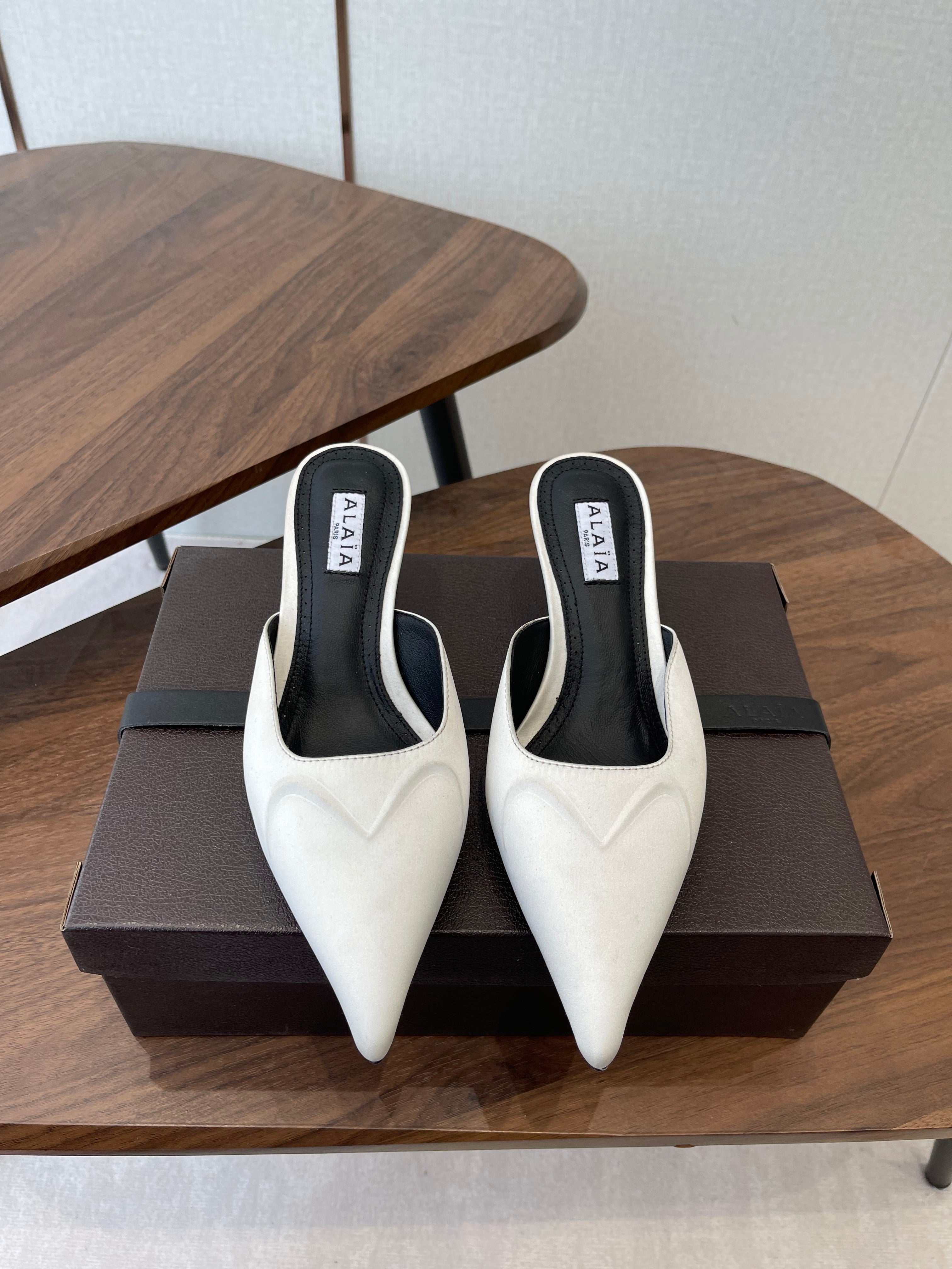 ALAIA 26S HEELED MULES 50 MM IN WHITE FABRIC