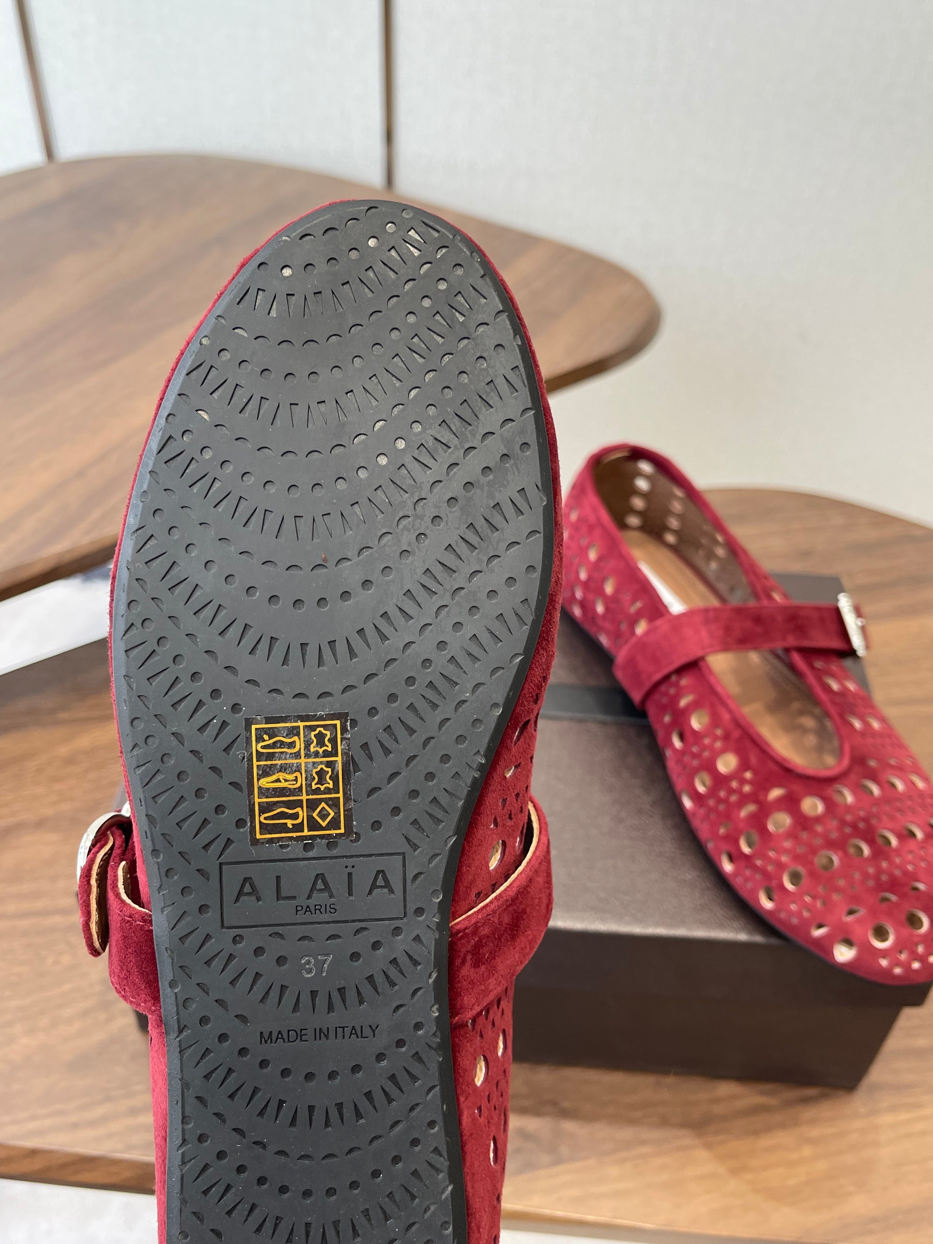 ALAIA 26S MARY JANE FLATS IN DARK RED SUEDE