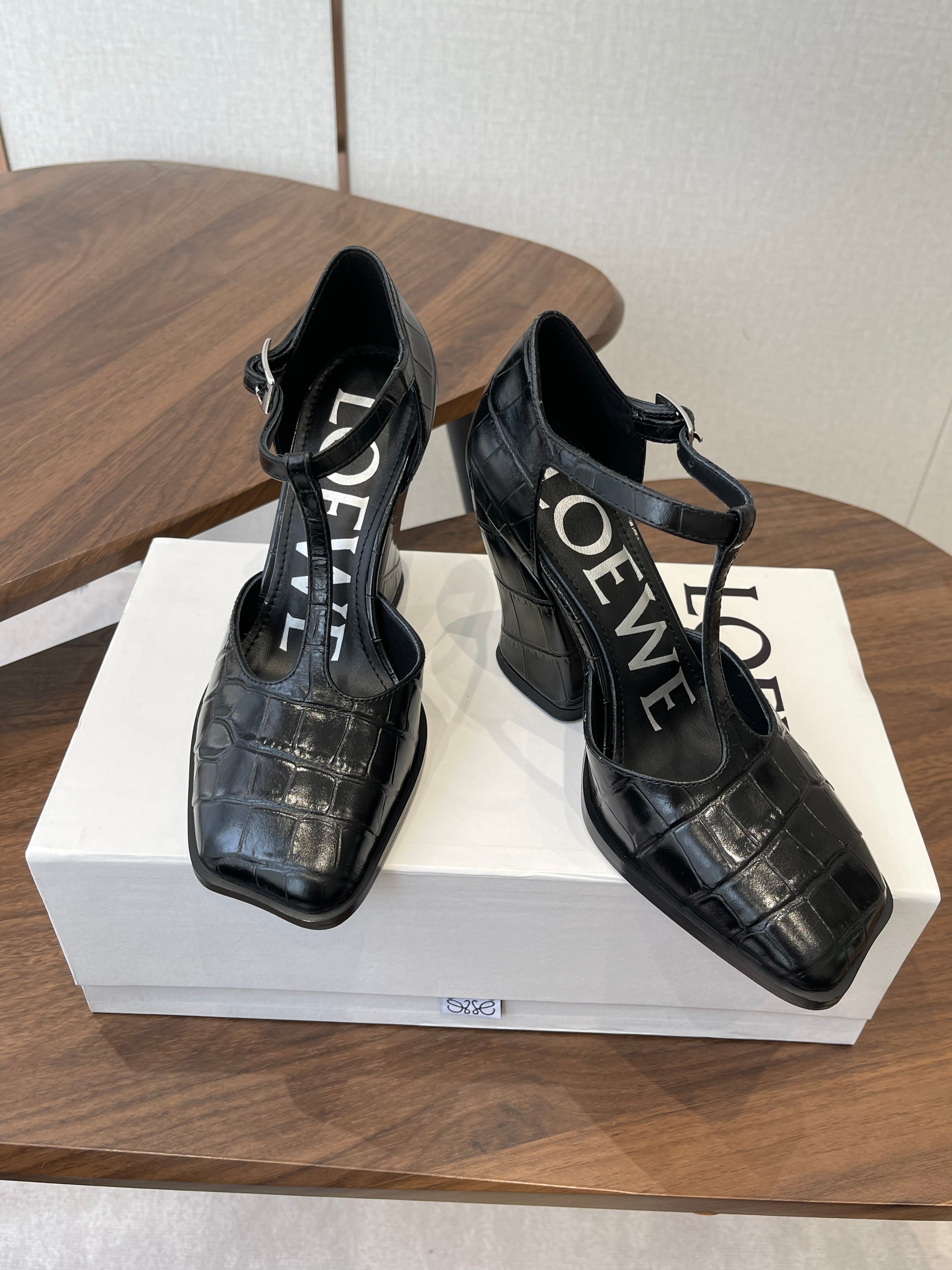 LOEWE 26S ONDA 90MM T-STRAP HIGH-HEEL SHOES IN BLACK EMBOSSED CROCODILE CALFSKIN
