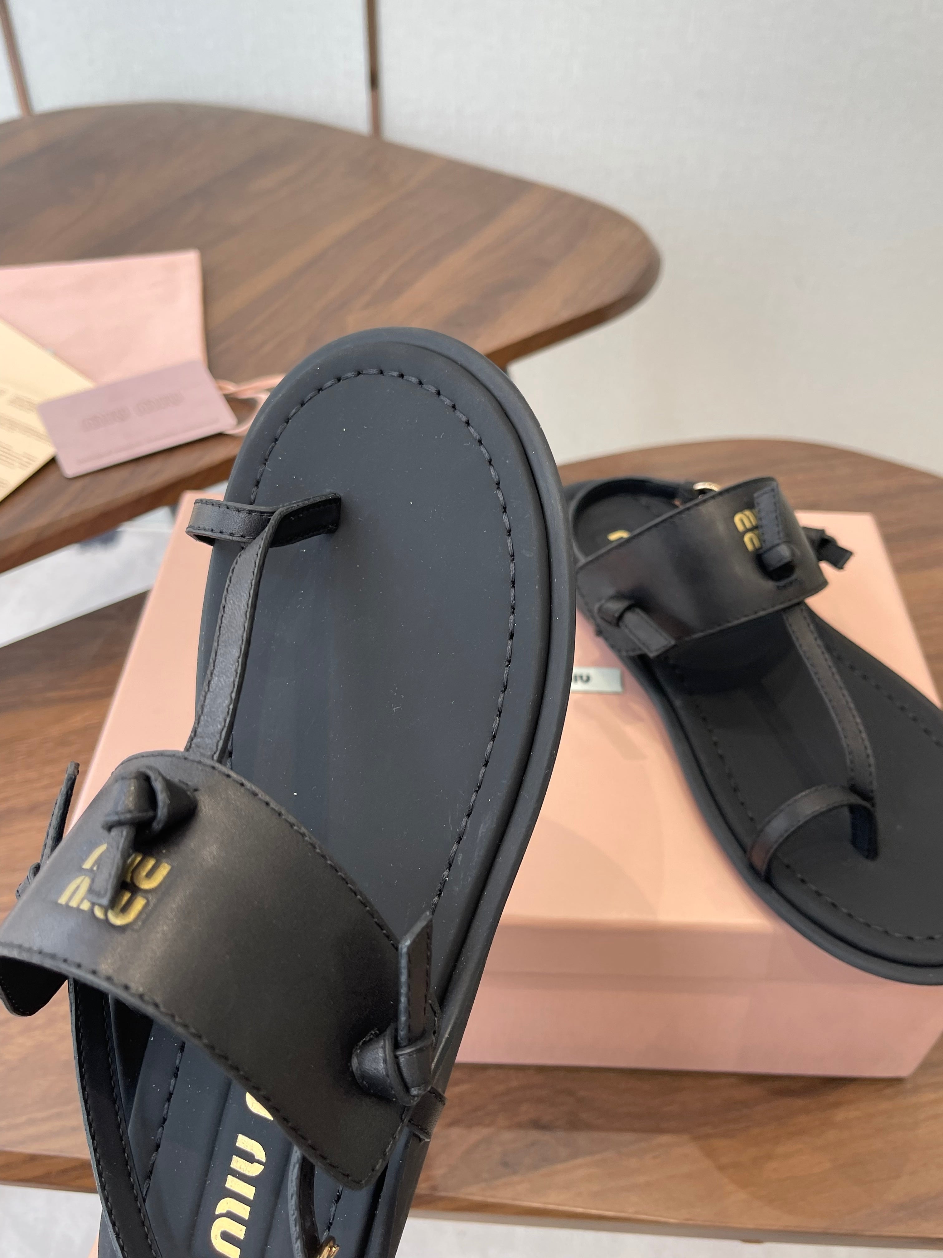 MIUMIU 26S FLIP FLOPS IN BLACK CALFSKIN