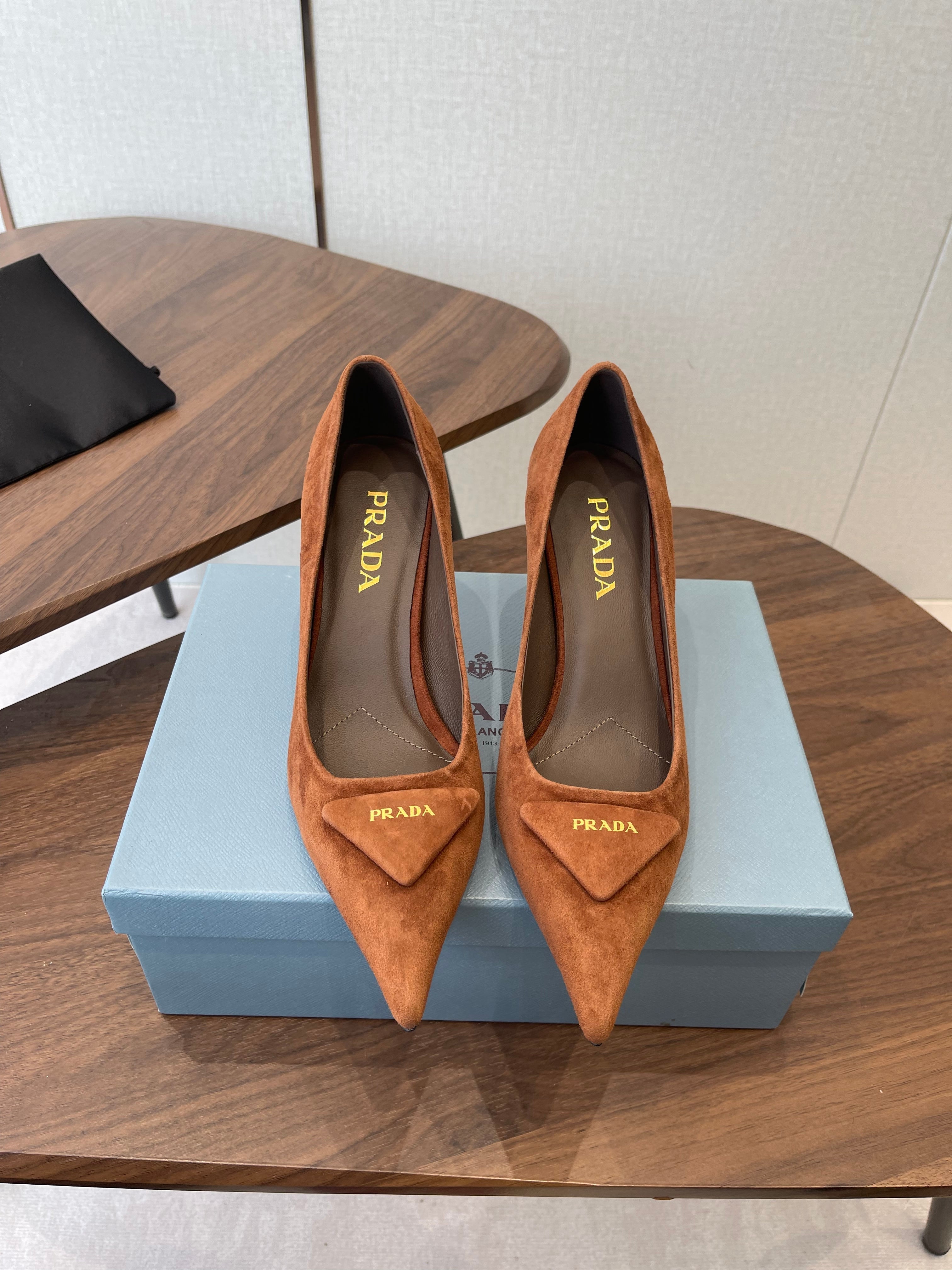 PRADA 26S POINTED TOE HIGH HEELS 75MM IN CARAMEL BROWN SUEDE WITH LOGO