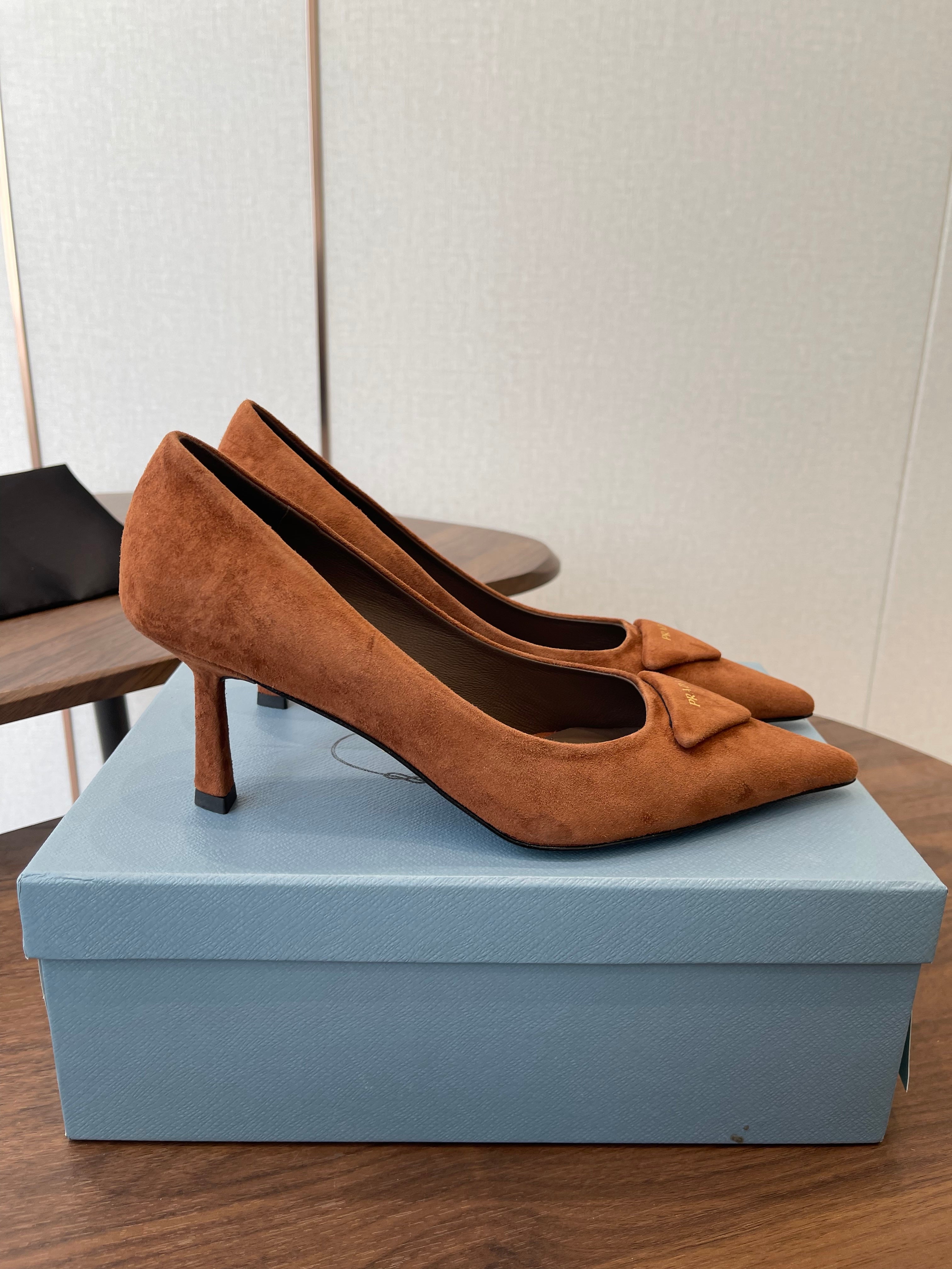 PRADA 26S POINTED TOE HIGH HEELS 75MM IN CARAMEL BROWN SUEDE WITH LOGO