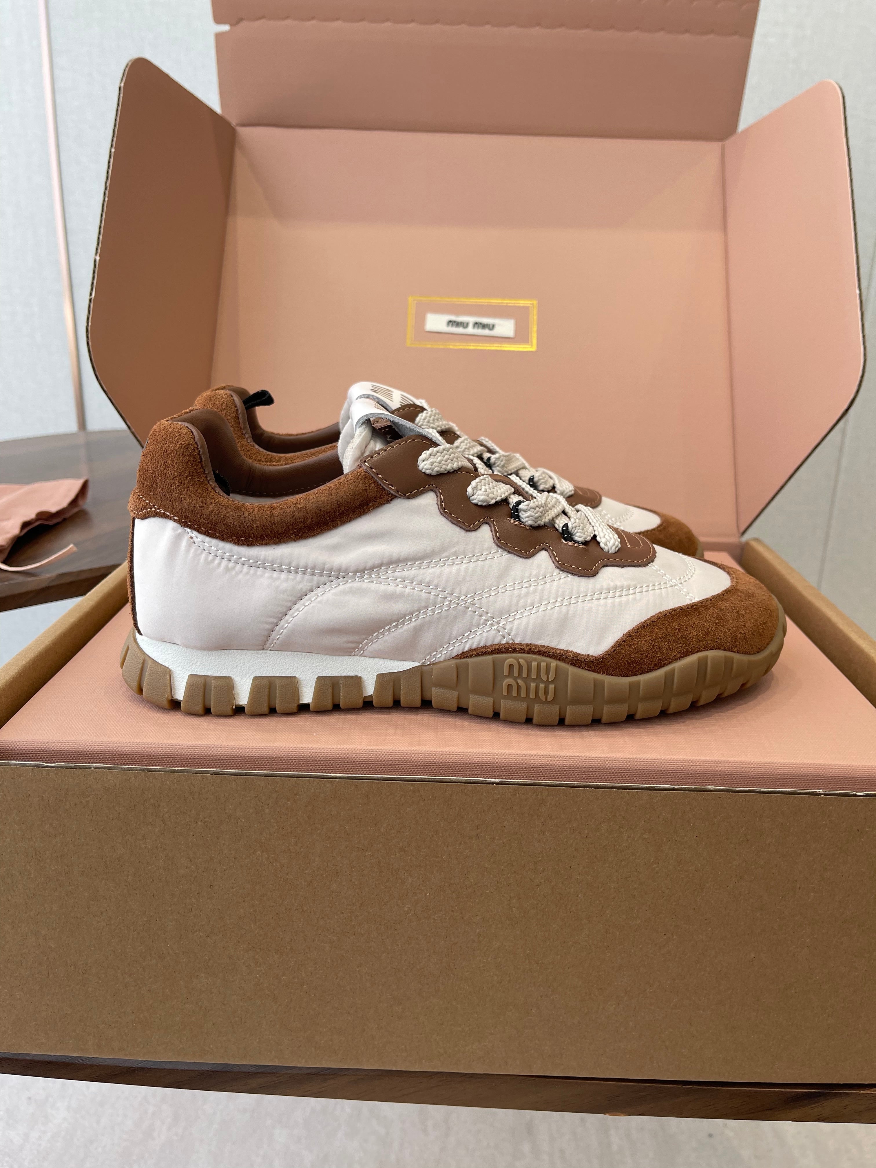 MIUMIU 26S SNEAKERS IN WHITE AND CARAMEL BROWN FABRIC AND SUEDE