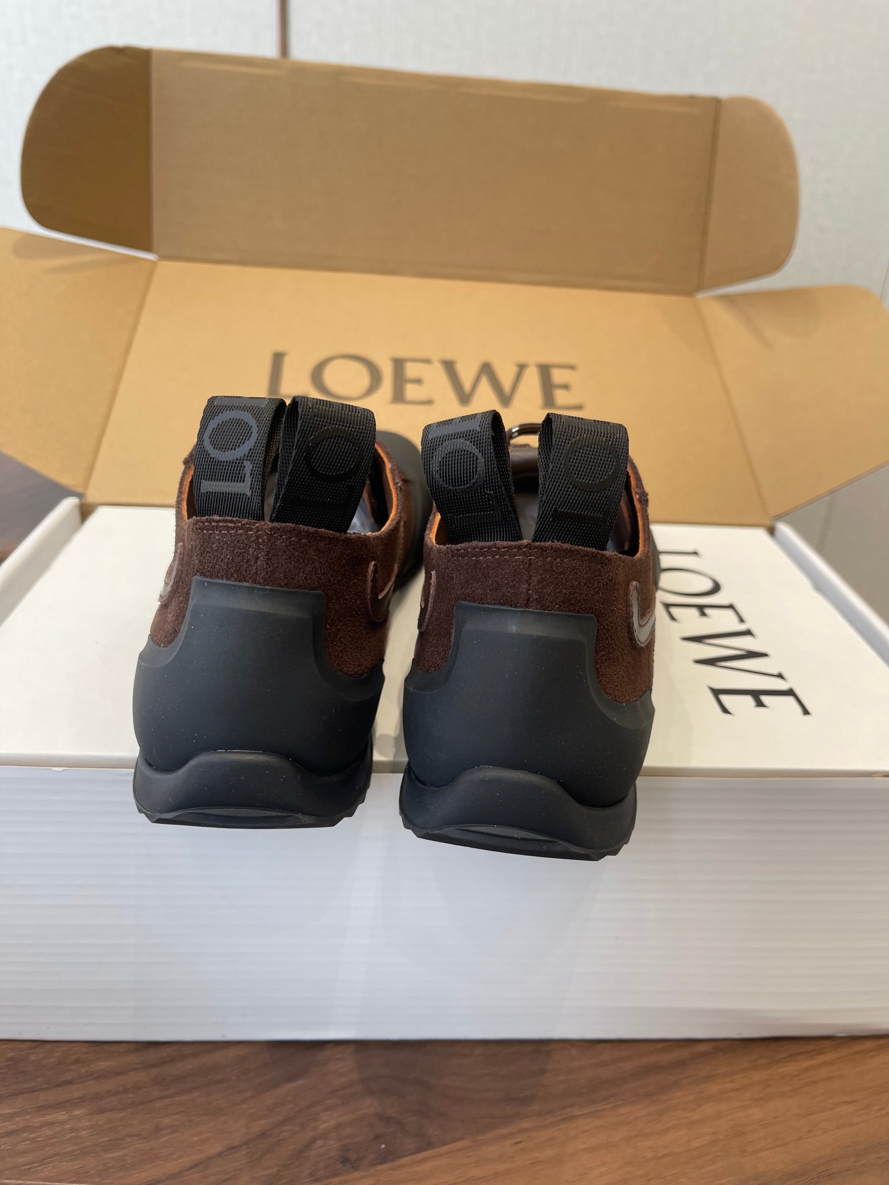 LOEWE 26S FLOW RUNNER SNEAKER 20MM IN DARK BROWN SUEDE