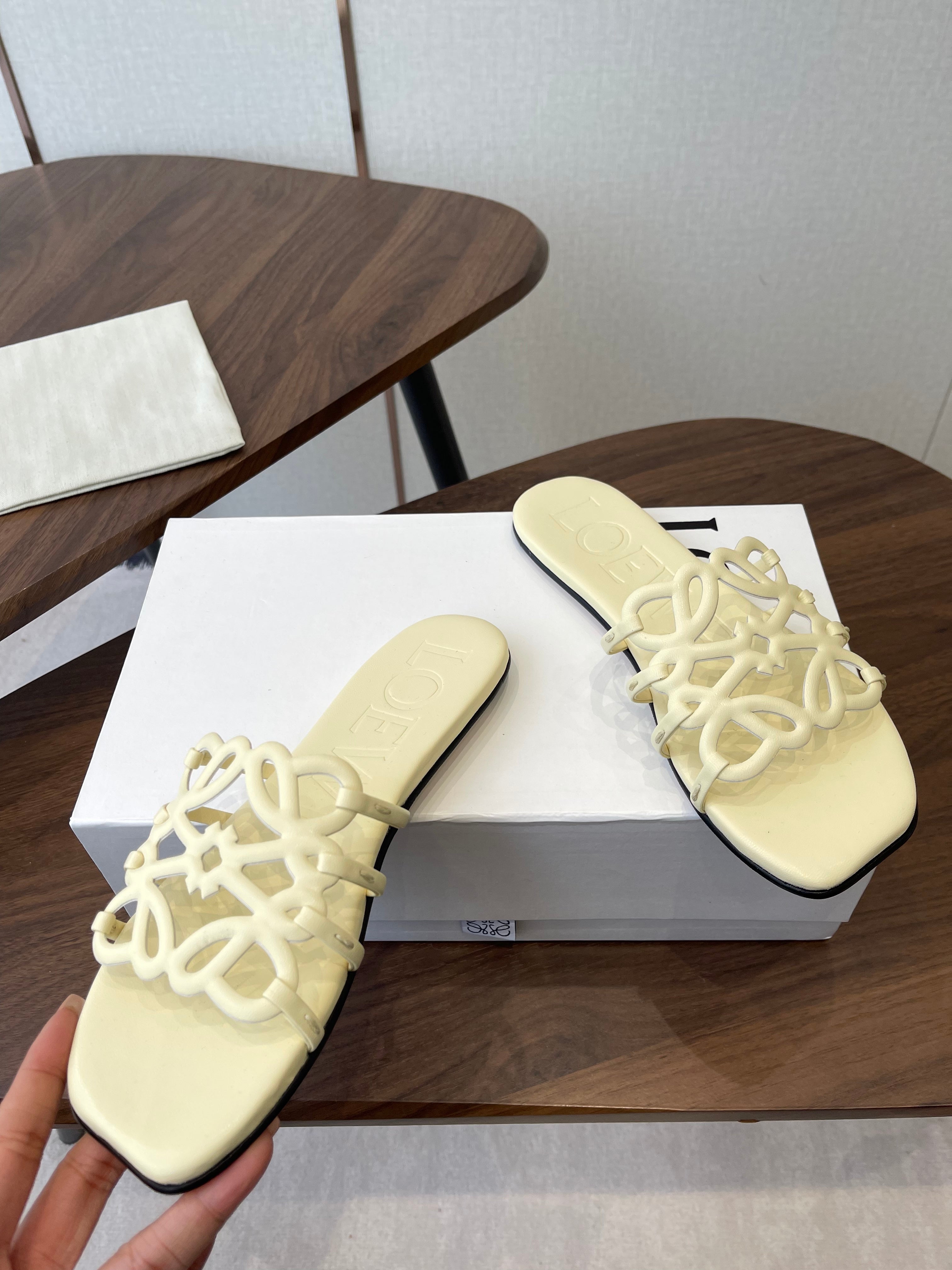 LOEWE 26S FLAT SANDALS IN LIGHT YELLOW CALFSKIN