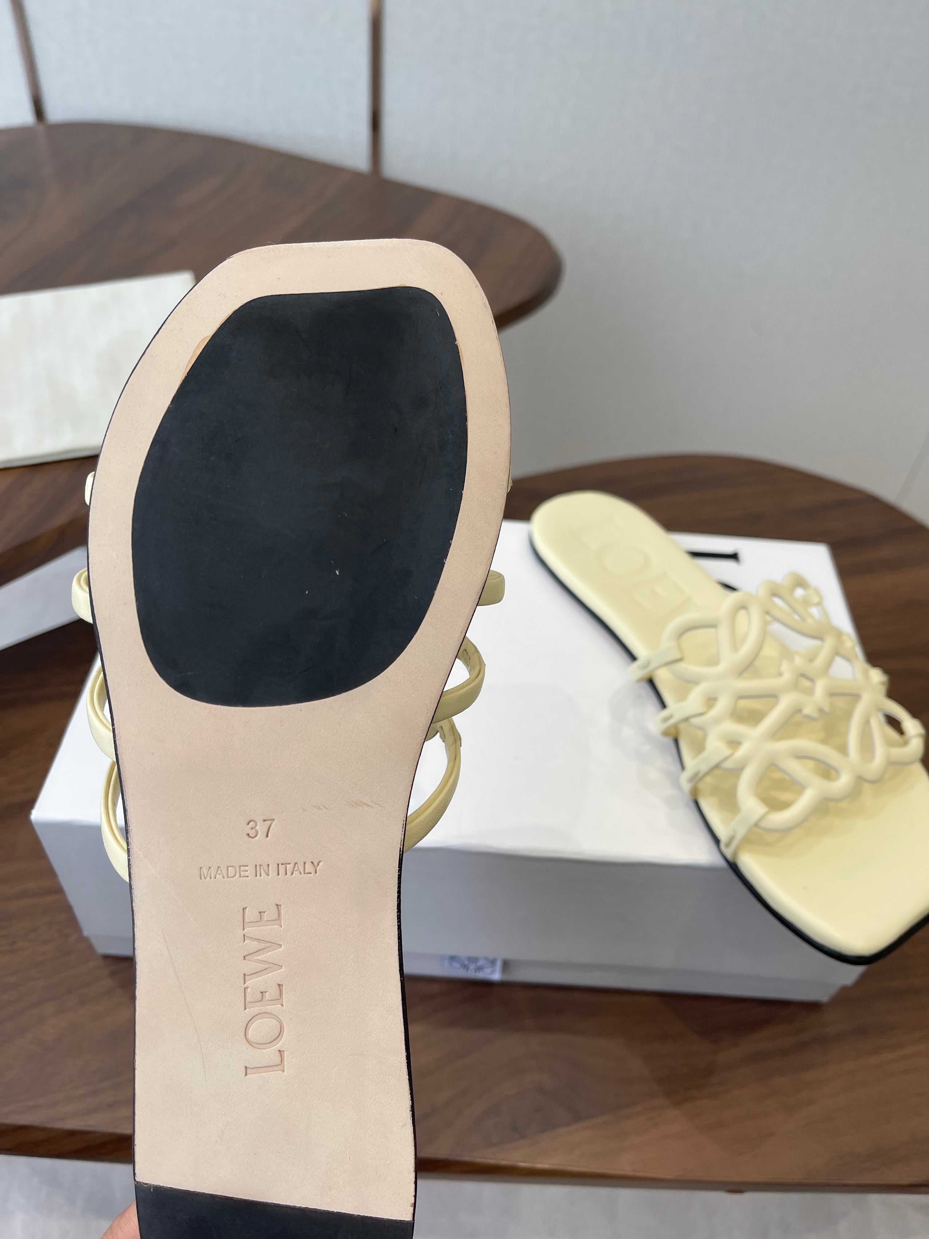 LOEWE 26S FLAT SANDALS IN LIGHT YELLOW CALFSKIN