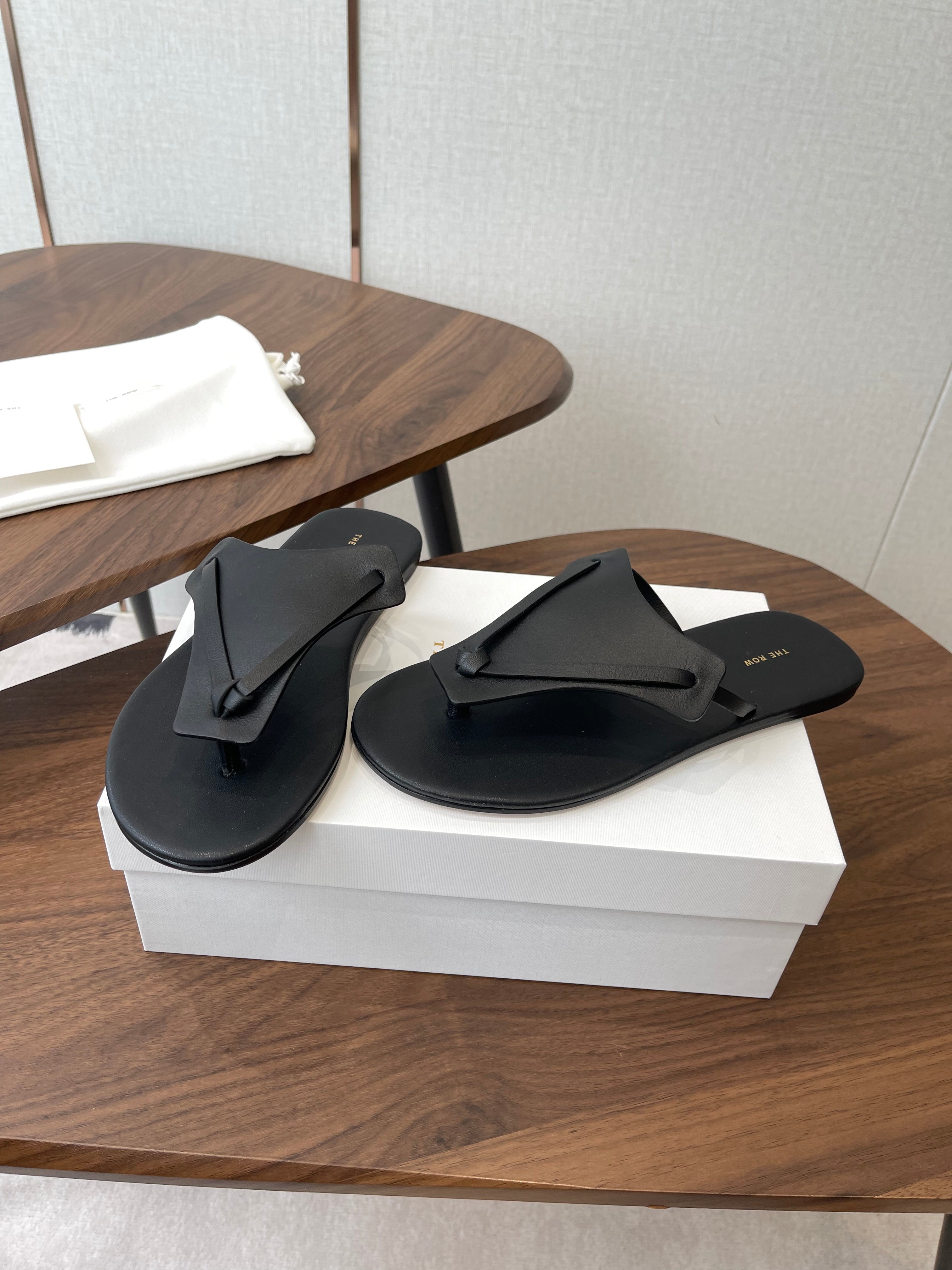 THE ROW 26S T STRAP THONG SANDALS IN BLACK CALFSKIN