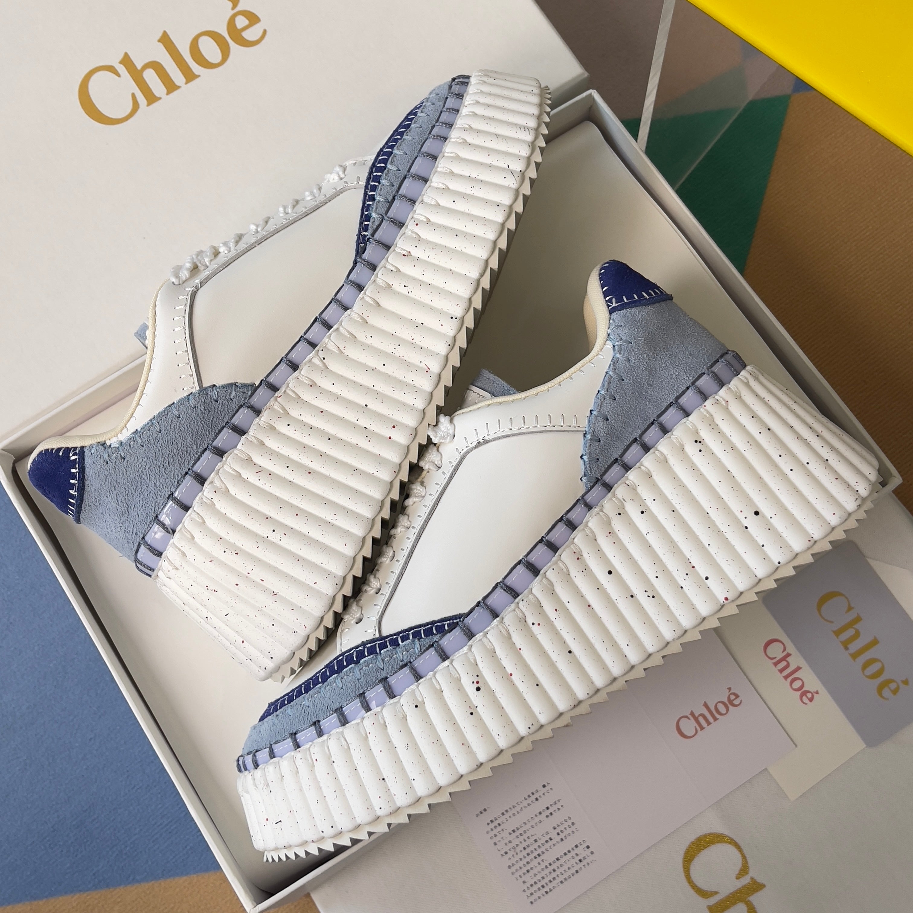 CHLOÉ 26S WEDGE SNEAKERS 70 MM IN WHITE CALFSKIN AND BLUE SUEDE