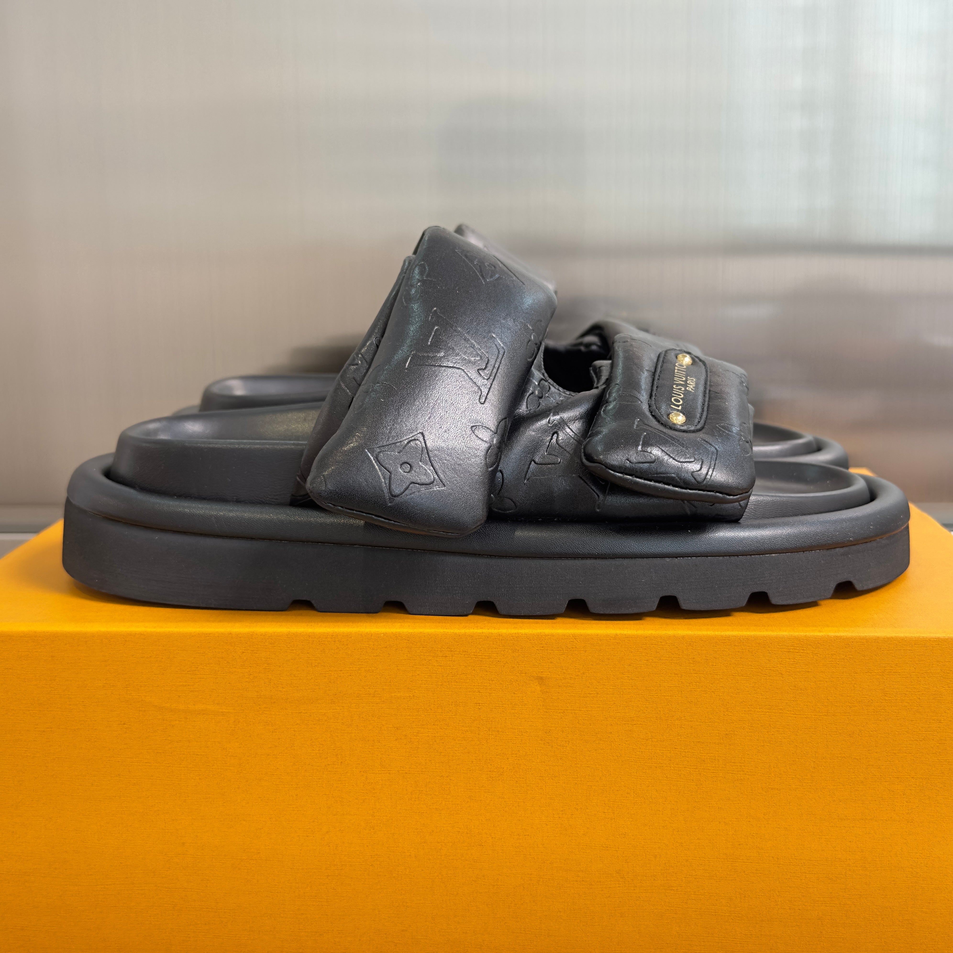 LV 26S PADDED SLIDES 40MM IN BLACK CALFSKIN MONOGRAM
