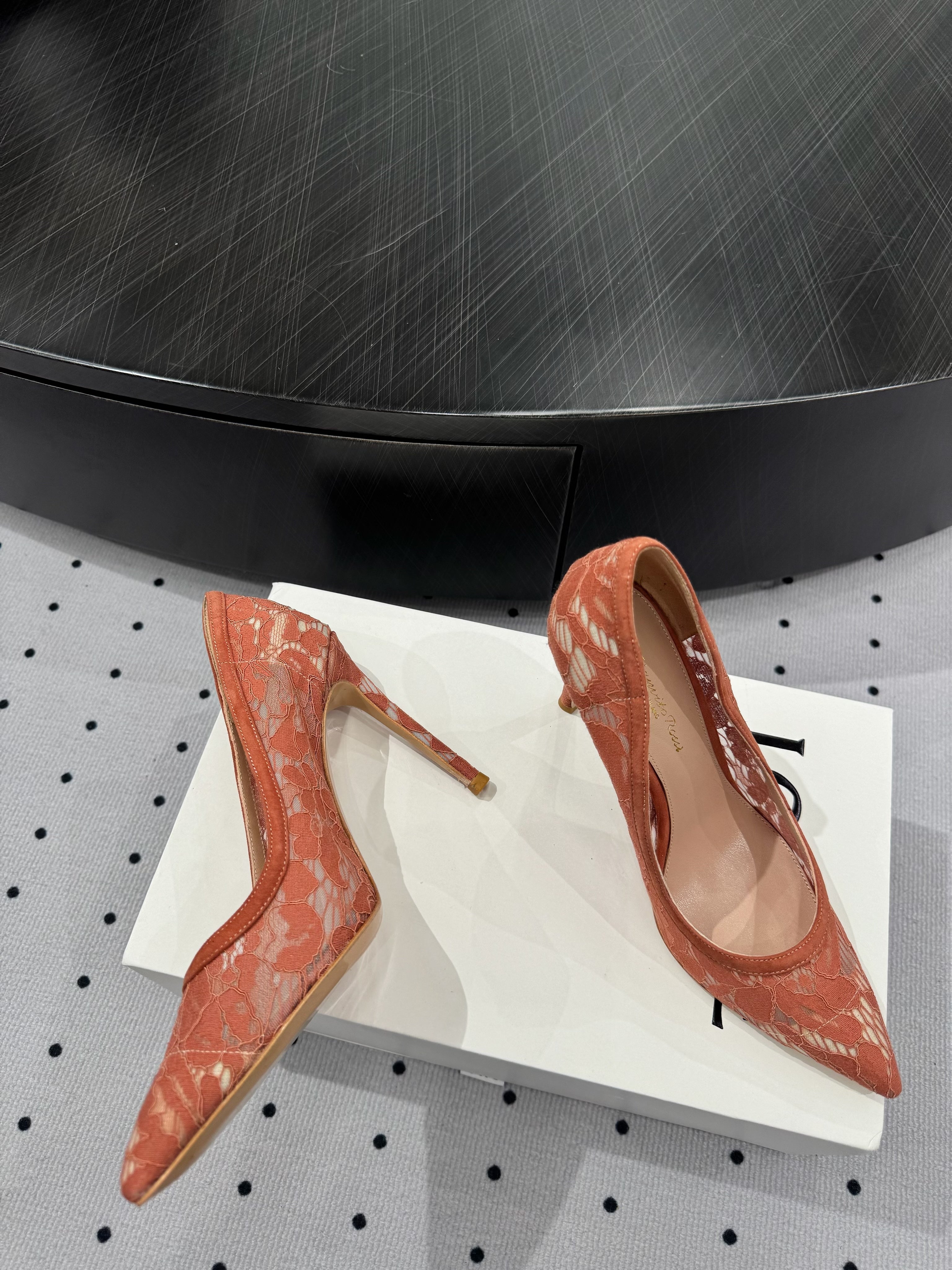 GIANVITO ROSSI 26S HIGH HEELS 105 MM IN PEACH ORANGE LACE FABRIC