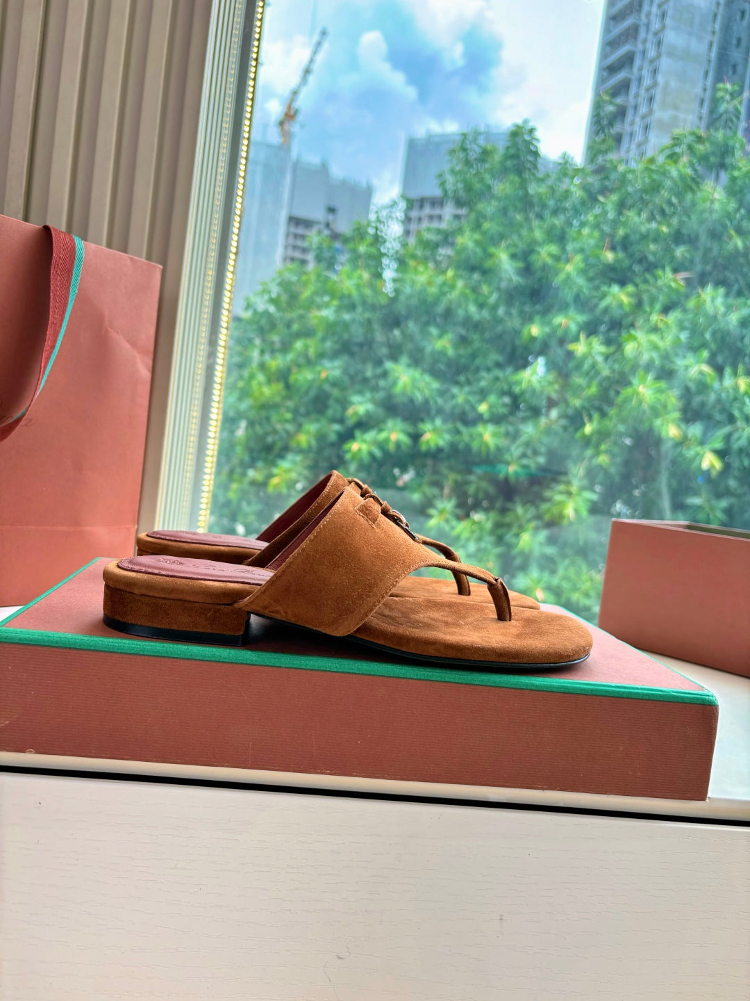 LP THONG SANDALS 25S IN BROWN SUEDE