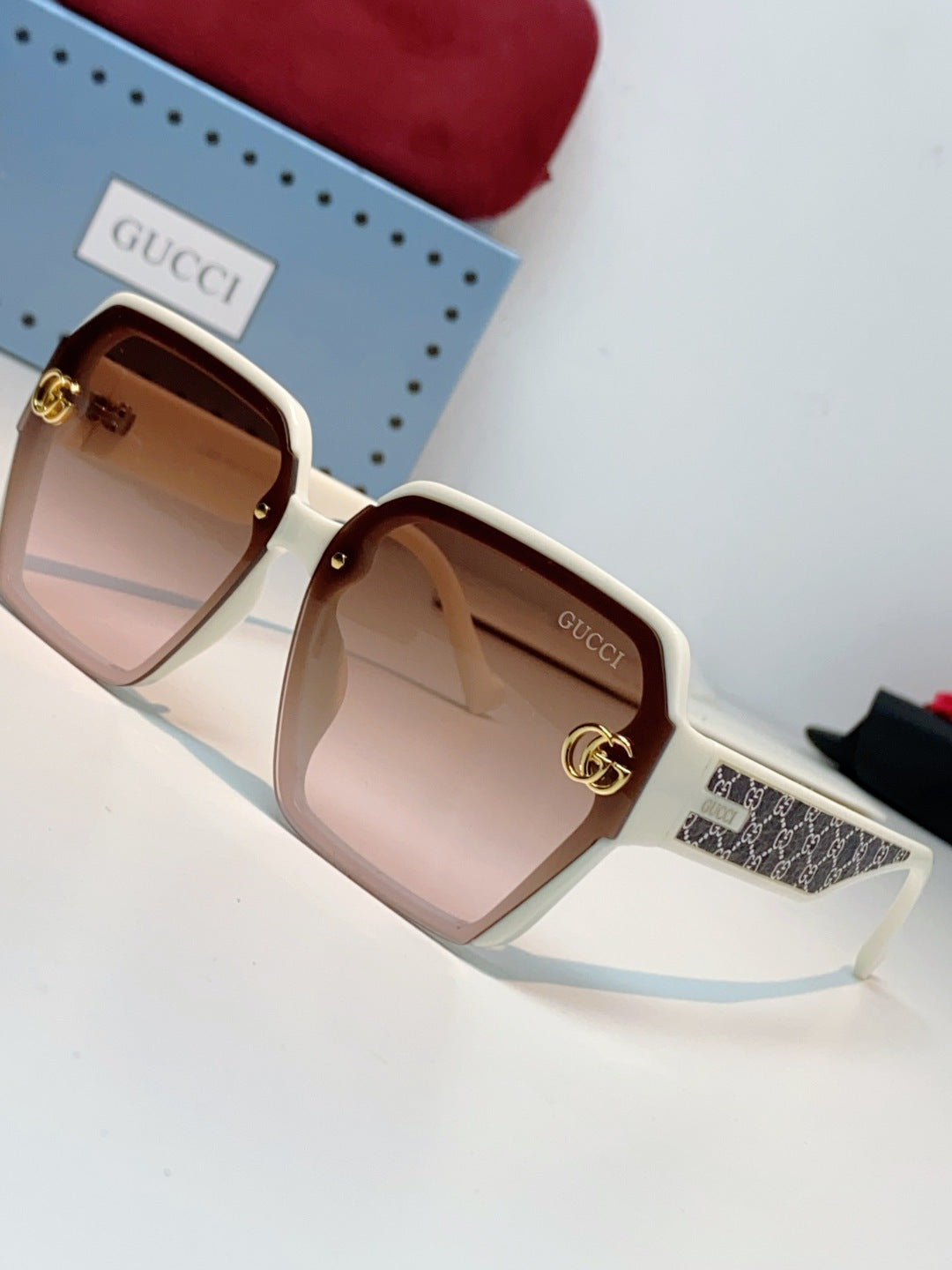 GUCCI 26S OVERSIZED SQUARE FRAME IN ACETATE 424517