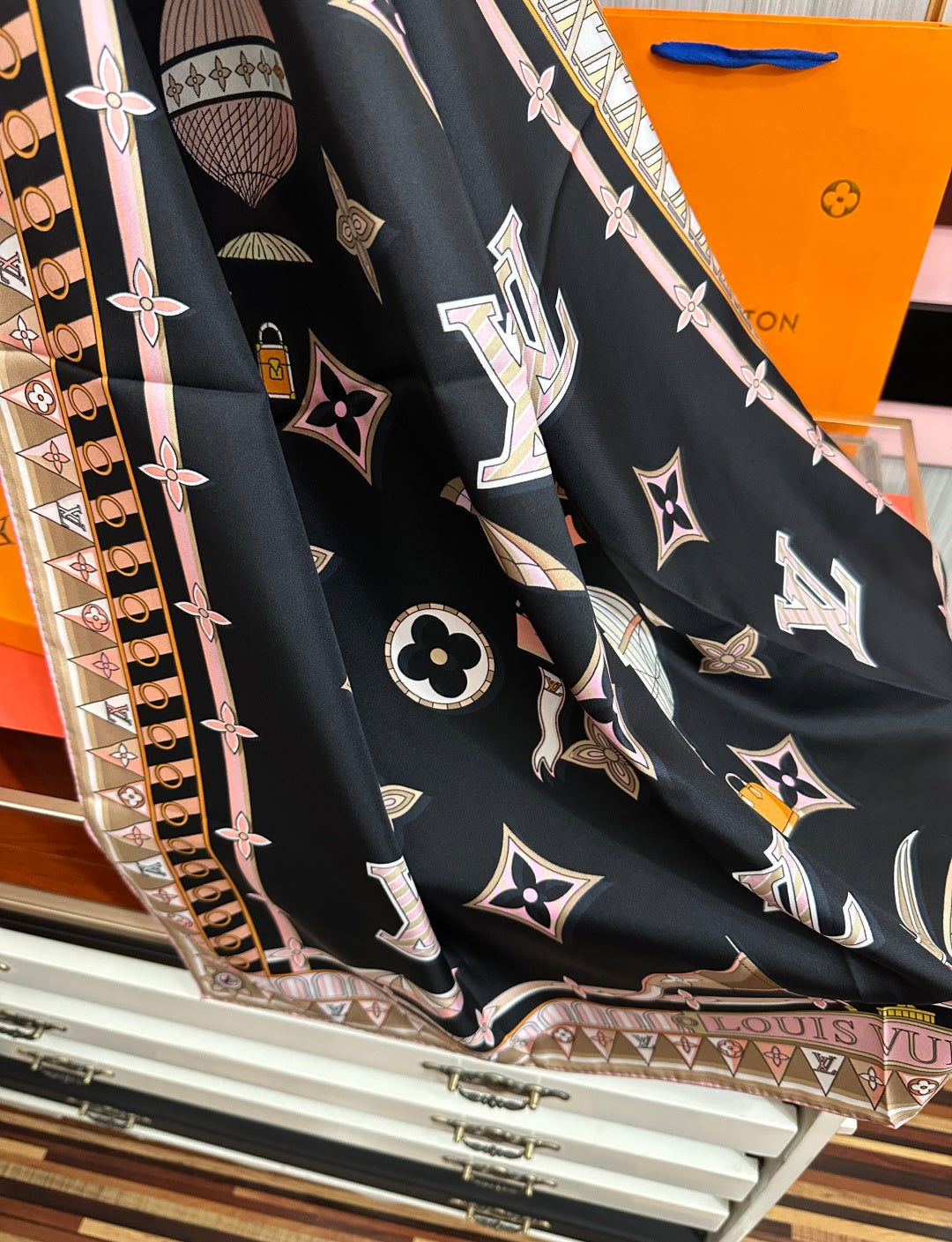 LV 26S SCARF 90 IN SILK 319819